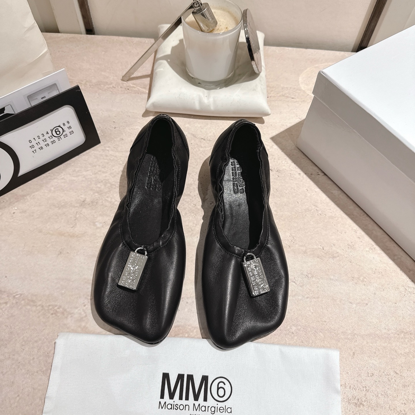 NO:707358,MM6 New Style [Gift] 2026 New Year Spring Item. These super comfortable Parisian dance shoes, fabric and lining are made of particularly soft water-dyed sheepskin. They can be matched with pants or skirts. The upper is also ingeniously matched with a lock with the classic word MM6, which means locking all the surprises and happiness in 2026. Size 35-40 with original packaging. Price, ballet shoes, masion margiela, skirts, sheepskin19860909MM6新款 [礼物]2026新年春季单品 此款超级舒适的巴黎舞鞋、面料和里料选用了特别柔软的水染羊皮、搭配裤子、裙子都万能 鞋面还别处匠心的搭配了一个MM6经典字样的一把锁、寓意锁住2026年所有的惊喜与幸福 码数35-40搭配原版包装 价格,芭蕾舞鞋,masion margiela,skirts,sheepskin,Women's Shoes