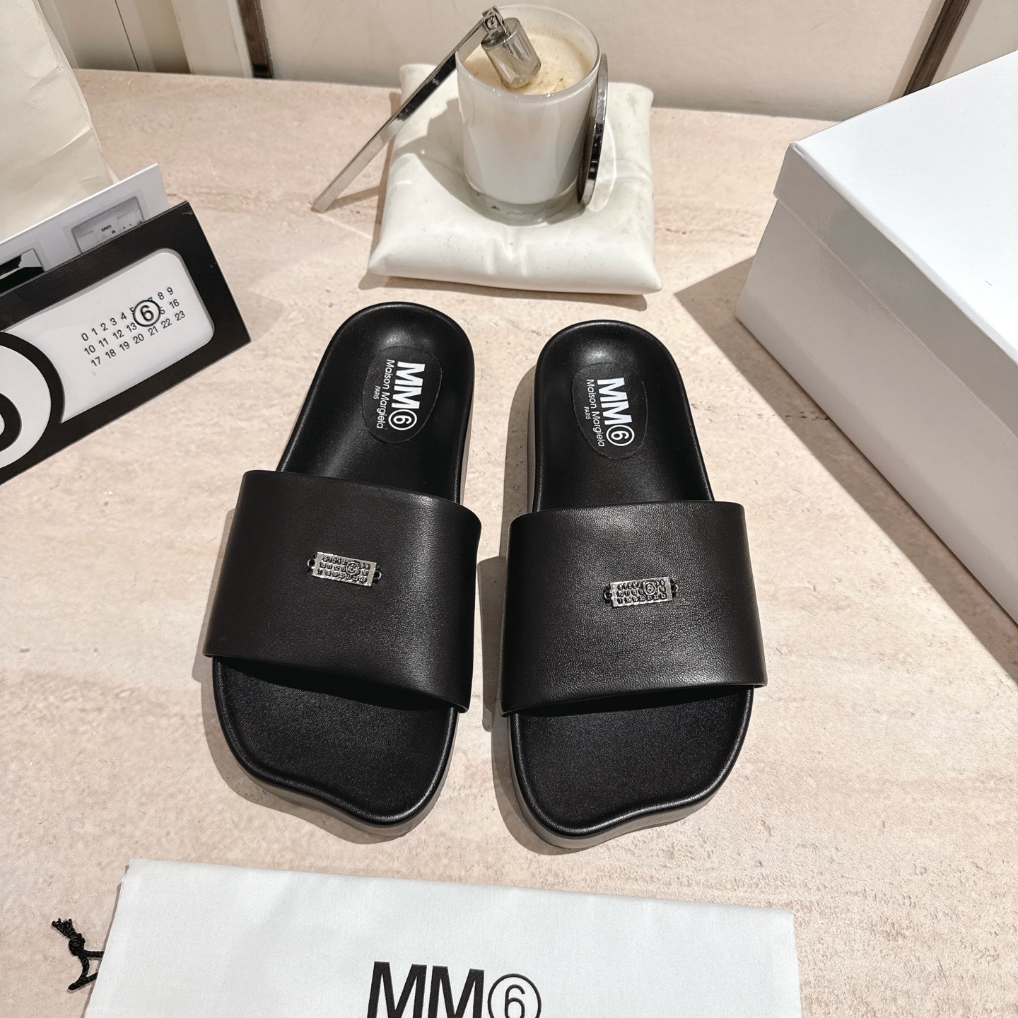 NO:707354,MM6 new sandals MM6 has a new style with classic apple head. The 3cm foot bed height is just right for your altitude and comfort level. This foot bed adopts the latest black technology, which is Q-elastic and ergonomically wrapped. The appearance design is simple but not simple, high-end and atmospheric. The code number is 35-40. It comes with original packaging and an airplane case. Price, slippers, masion margiela, sandals, slippers19860909MM6新款凉鞋 MM6经典造型苹果头又出新款 3公分的脚床高度无论从您的海拔还是舒适度都是刚刚好.这款脚床采用了目前最新的黑科技踩上去Q弹又符合人体工学包裹性杠杠的、外观设计简约而不简单、高端大气 码数35-40、配原版包装外加飞机盒 价格,拖鞋,masion margiela,sandals,slippers,Women's Shoes