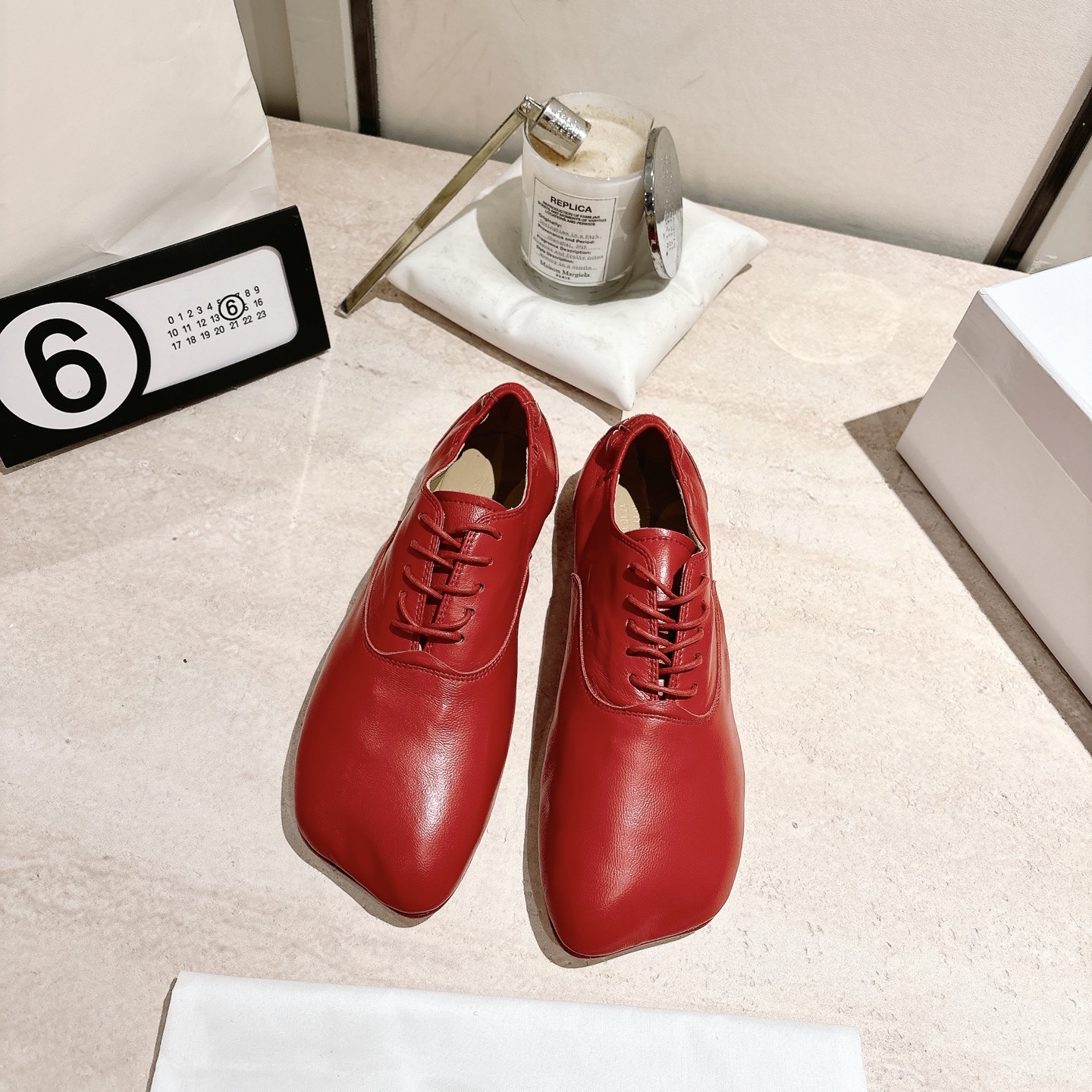 NO:707352,[Gift] MM6 new spring shoes. [Fireworks] This is a very, very comfortable shoe with a soft sole and soft surface that can be worn with everything. [Sun] The upper and inside of the shoe are made of water-dyed sheepskin without any modification. [Celebration] There is a layer of latex under the midsole, which is very comfortable to walk on and is very elastic. [Firecracker] Size 35-40. Comes with original packaging and a particularly beautiful milky white airplane box, ballet shoes, masion margiela, sheepskin19860909[礼物]MM6新款春鞋. [烟花]这是一款非常非常舒适的软底软面的万能搭的鞋子 [太阳]鞋面鞋里都采用了无任何修饰的水染羊皮. [庆祝]中底垫脚下面铺了一层乳胶、走起路来相当舒适、Q弹Q弹的. [爆竹]码数35-40. 配原厂的包装和特别漂亮的奶白色的飞机盒子,芭蕾舞鞋,masion margiela,sheepskin,Women's Shoes