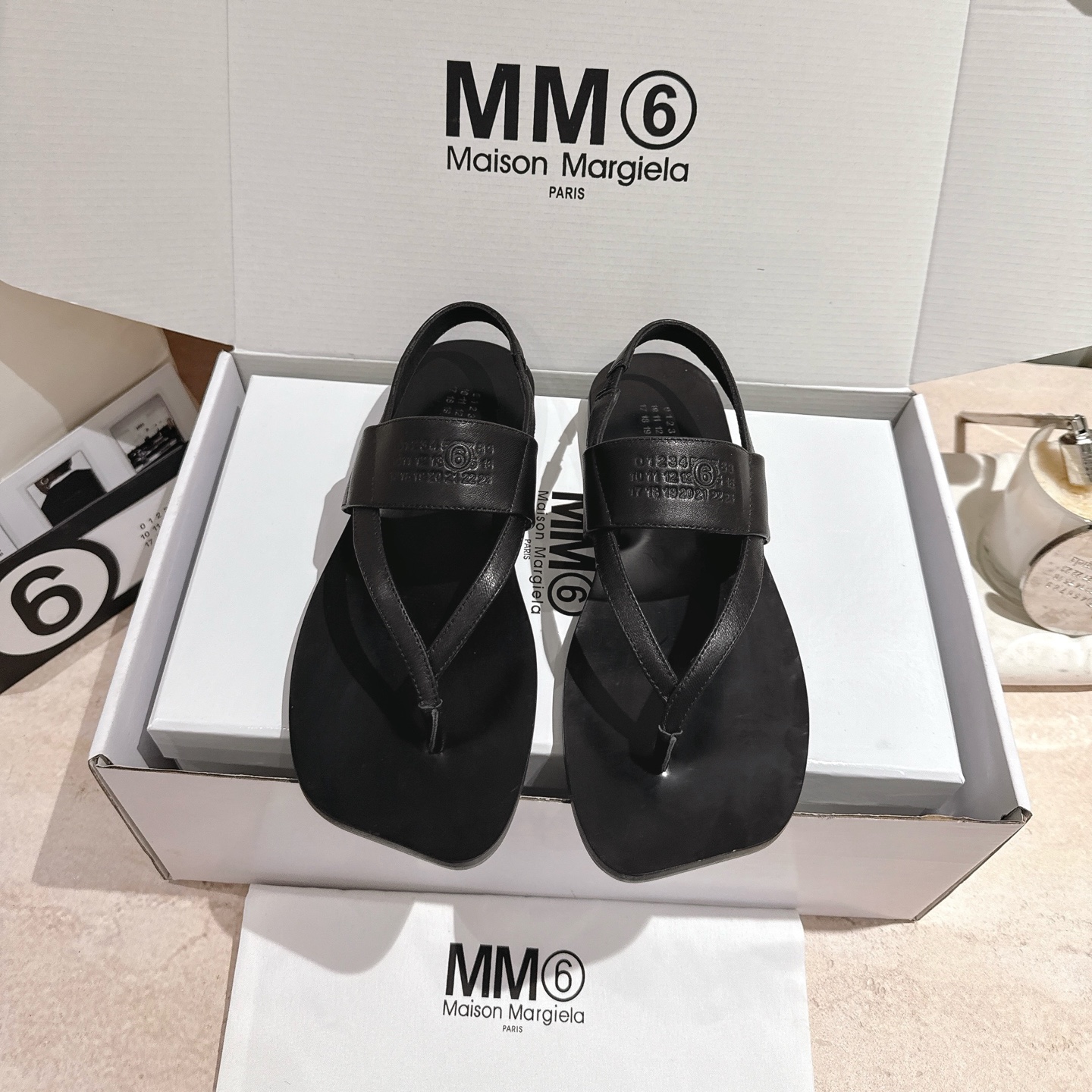 NO:750909,[Gift] MM6 new spring shoes. [Fireworks] This is a very, very comfortable shoe with a soft sole and soft surface that can be worn with everything. [Sun] The upper and inside of the shoe are made of water-dyed sheepskin without any modification. [Celebration] There is a layer of latex under the midsole, which is quite comfortable when walking. [Firecracker] Size 35-40. Comes with original packaging and a particularly beautiful milky white airplane box, split-toe shoes, masion margiela, sheepskin19860909[礼物]MM6新款春鞋. [烟花]这是一款非常非常舒适的软底软面的万能搭的鞋子 [太阳]鞋面鞋里都采用了无任何修饰的水染羊皮. [庆祝]中底垫脚下面铺了一层乳胶、走起路来相当舒适、Q弹Q弹的. [爆竹]码数35-40. 配原厂的包装和特别漂亮的奶白色的飞机盒子,分趾鞋,masion margiela,sheepskin,Women's Shoes