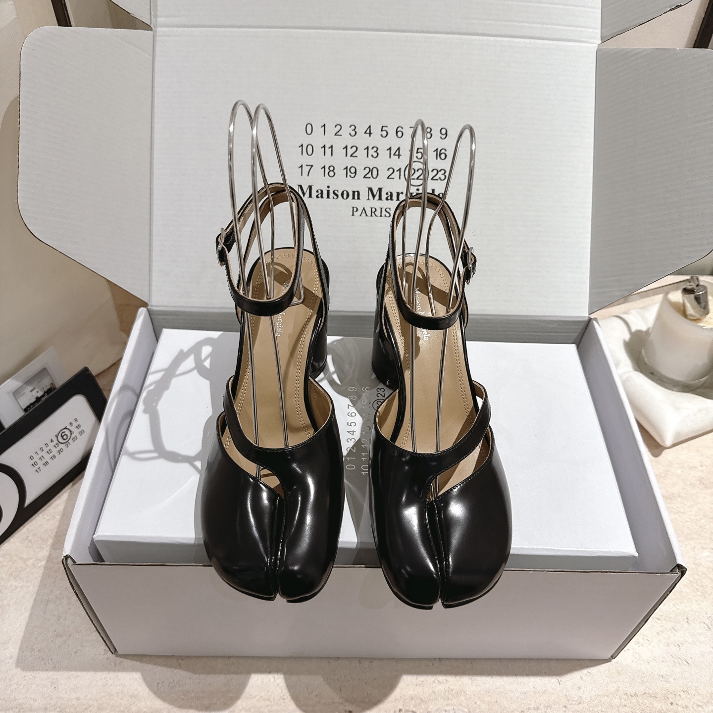 NO:750904,MaisonMargiela | MM6 Margiela tabi split-toe sandals with buckle straps and thick heels. Pig trotters split-toe shoes with the word 'fashionable' engraved on them. This time they have been upgraded on the original basis. The split-toe slit position is really a detail of the craftsmanship. A lot of time has been spent to ensure the comfort of the shoes. The upper foot is comfortable and versatile. There is no need for a running-in period. It is still made of imported cowhide material. One word is 'soft'. The delicate texture is visible to the naked eye.  I don’t want to take it off at all, and you won’t feel foreign when you wear it barefoot. Hurry up and get a pair. Open-edge beaded cowhide for the upper, cowhide lining for the feet, Italian cowhide outsole, Size 35-39 (customized for 40/41), original full set of packaging/white airplane box, split-toe shoes, masion margiela, masion margiela, sandals, cowhide19860909MaisonMargiela｜MM6马吉拉tabi分趾后空脚环扣带粗跟凉鞋 刻着“时髦”两字的猪蹄分趾鞋 这次在原来的基础上又做了升级 分趾开衩位置真的是考究工艺的细节点 花费了超多时间去保证鞋子的舒适度 上脚既舒适又百搭 完全无需磨合期 依旧采用进口全牛皮材质 一个字“软” 肉眼可见的细腻质感 穿上完全不想脱下来 光脚穿也不会有异物感 赶紧人手一双吧 鞋面开边珠牛皮 内里/垫脚牛皮 大底意大利牛皮大底 Size35-39（40/41定制） 包装原版全套包装/白色飞机盒,分趾鞋,masion margiela,masion margiela,sandals,cowhide,Women's Shoes