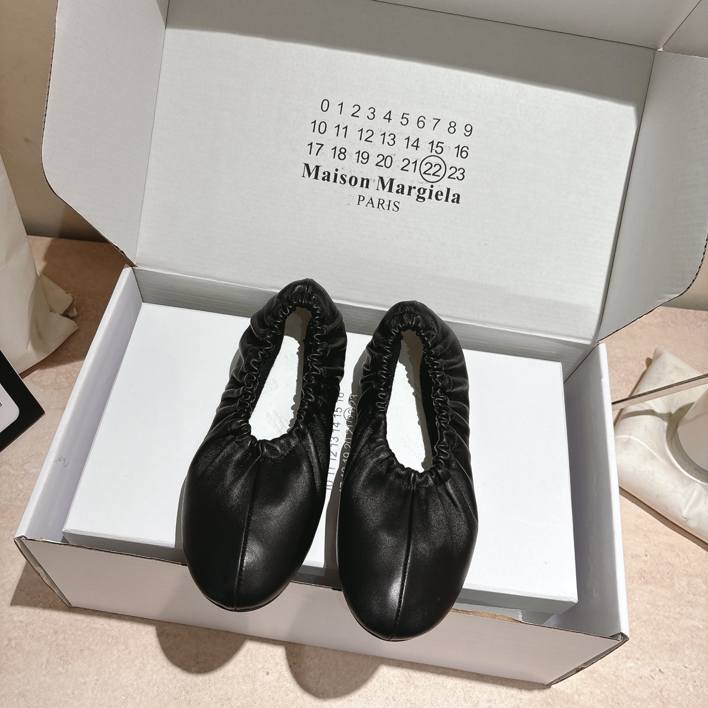 NO:750893,The new 2026 spring and summer Maison Margiela's classic pleated ballet shoes feature an iconic pleat design and an elastic elastic band at the shoe opening to form a 'shoe cover' effect. They are Margiela's most recognizable ballet flat shoe style. The upper material is soft lambskin with mesh, which has a delicate touch and is comfortable on the feet. It is in line with the brand's design philosophy of 'relaxation' and 'minimalist aesthetics'.  The classic and versatile round-toe shallow-mouth design is suitable for matching with skirts, jeans, wide-leg pants, etc., suitable for commuting or leisure scenes. The soft-soled design of high-comfort glass rubber outsole is light for walking and will not cause fatigue when worn for a long time. This is a high-end fashion item with both design and practicality. It is a representative work of Margiela's iconic 'shoe overshoes' series and is deeply loved by fashion lovers. Size 35-41 comes with original packaging and white airplane box. Leather cover, ballet shoes, masion  margiela,flats,skirts,jeans,sheepskin198609092026春夏新款Maison Margiela（马吉拉） 的经典褶皱芭蕾舞鞋,鞋款采用标志性的 褶皱设计,鞋口处有弹性松紧带,形成“鞋套”效果,是马吉拉最具辨识度的芭蕾平底鞋款式. 鞋面材质为柔软小羊皮配网布、触感细腻,上脚舒适,符合品牌“松弛感”与“极简美学”的设计哲学. 经典百搭圆头浅口设计,适合搭配裙装、牛仔裤、阔腿裤等,通勤或休闲场景皆宜. 舒适度高玻璃胶大底软底设计,行走轻盈,长时间穿着不易疲劳. 这是一款兼具设计感与实用性的高端时尚单品,是马吉拉标志性“鞋套鞋”系列的代表作,深受时尚爱好者喜爱. 码数35-41 配原版包装另外白色的飞机盒 皮面,芭蕾舞鞋,masion margiela,flats,skirts,jeans,sheepskin,Women's Shoes