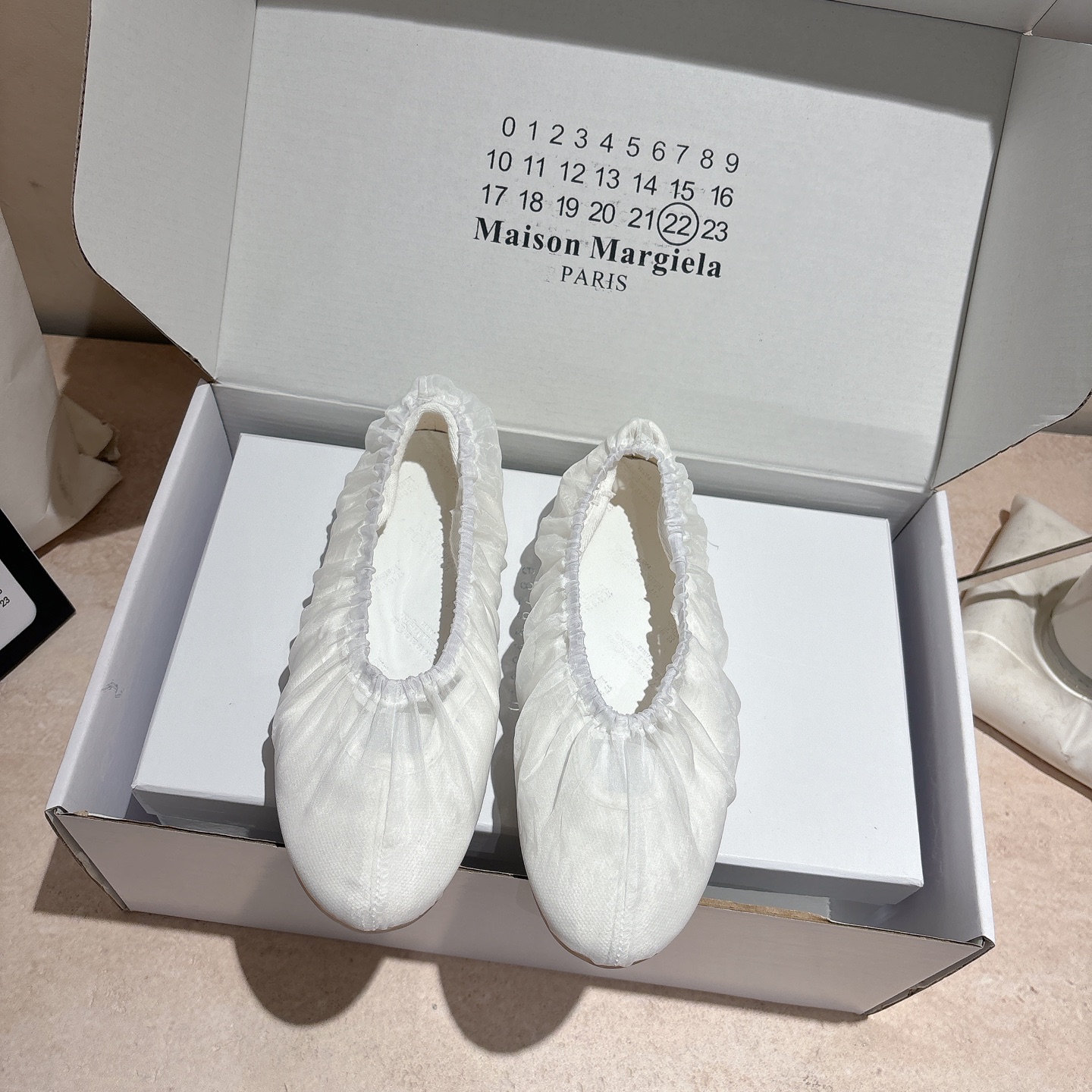 NO:750899,The new 2026 spring and summer Maison Margiela's classic pleated ballet shoes feature an iconic pleat design and an elastic elastic band at the shoe opening to form a 'shoe cover' effect. They are Margiela's most recognizable ballet flat shoe style. The upper material is soft lambskin with mesh, which has a delicate touch and is comfortable on the feet. It is in line with the brand's design philosophy of 'relaxation' and 'minimalist aesthetics'.  The classic and versatile round-toe shallow-mouth design is suitable for matching with skirts, jeans, wide-leg pants, etc., suitable for commuting or leisure scenes. The high-comfort glass rubber outsole soft-soled design is light when walking and will not cause fatigue when worn for a long time. This is a high-end fashion item with both design and practicality. It is a representative work of Margiela's iconic 'shoe overshoes' series and is deeply loved by fashion lovers. Size 35-41 comes with original packaging and white airplane box. Cloth cover, ballet shoes, masion  margiela,flats,skirts,jeans,sheepskin198609092026春夏新款Maison Margiela（马吉拉） 的经典褶皱芭蕾舞鞋,鞋款采用标志性的 褶皱设计,鞋口处有弹性松紧带,形成“鞋套”效果,是马吉拉最具辨识度的芭蕾平底鞋款式. 鞋面材质为柔软小羊皮配网布、触感细腻,上脚舒适,符合品牌“松弛感”与“极简美学”的设计哲学. 经典百搭圆头浅口设计,适合搭配裙装、牛仔裤、阔腿裤等,通勤或休闲场景皆宜. 舒适度高玻璃胶大底软底设计,行走轻盈,长时间穿着不易疲劳. 这是一款兼具设计感与实用性的高端时尚单品,是马吉拉标志性“鞋套鞋”系列的代表作,深受时尚爱好者喜爱. 码数35-41 配原版包装另外白色的飞机盒 布面,芭蕾舞鞋,masion margiela,flats,skirts,jeans,sheepskin,Women's Shoes