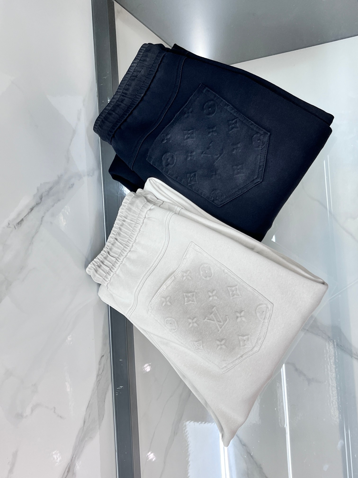 Lv 2026秋冬新款休闲裤，高端版本，定制面料 透气舒适度高，细节无可挑剔，品牌元素设计理念，体现高品