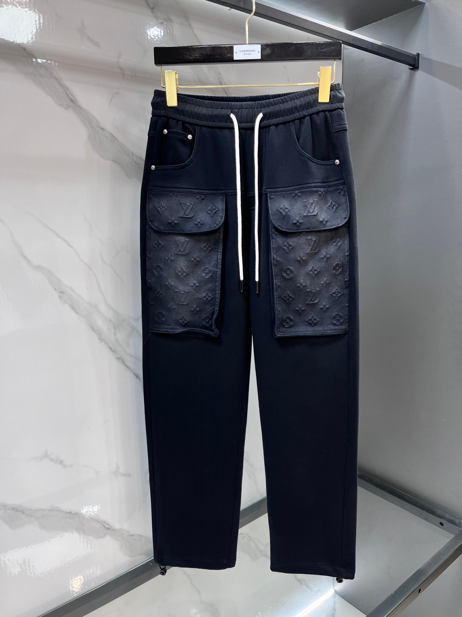 Lv 2026秋冬新款休闲裤，高端版本，定制面料 透气舒适度高，细节无可挑剔，品牌元素设计理念，体现高品