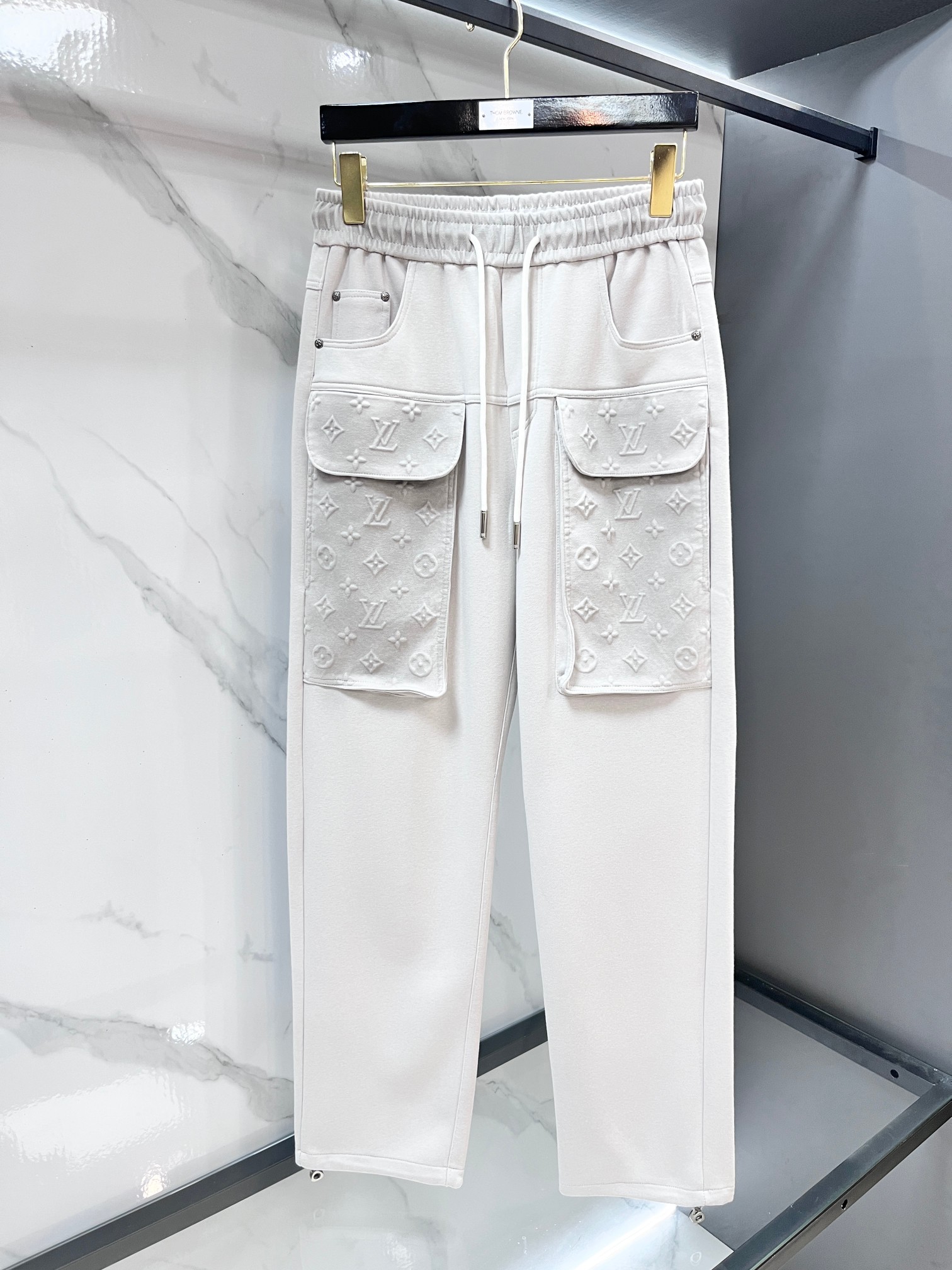 Lv 2026秋冬新款休闲裤，高端版本，定制面料 透气舒适度高，细节无可挑剔，品牌元素设计理念，体现高品