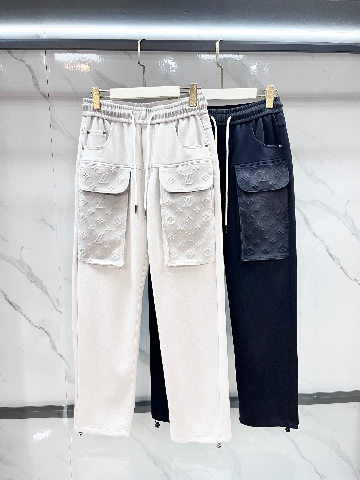 Lv 2026秋冬新款休闲裤，高端版本，定制面料 透气舒适度高，细节无可挑剔，品牌元素设计理念，体现高品