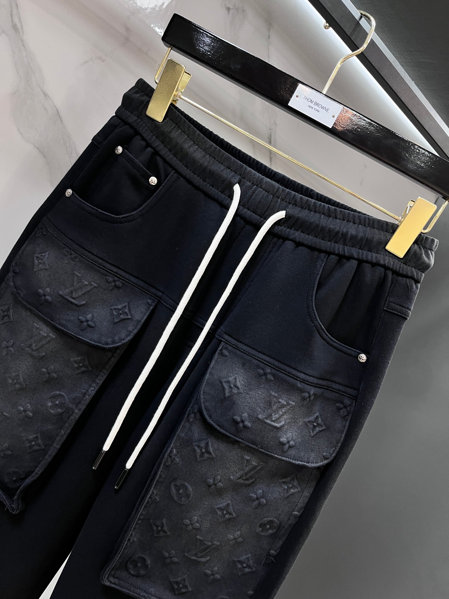 Lv 2026秋冬新款休闲裤，高端版本，定制面料 透气舒适度高，细节无可挑剔，品牌元素设计理念，体现高品