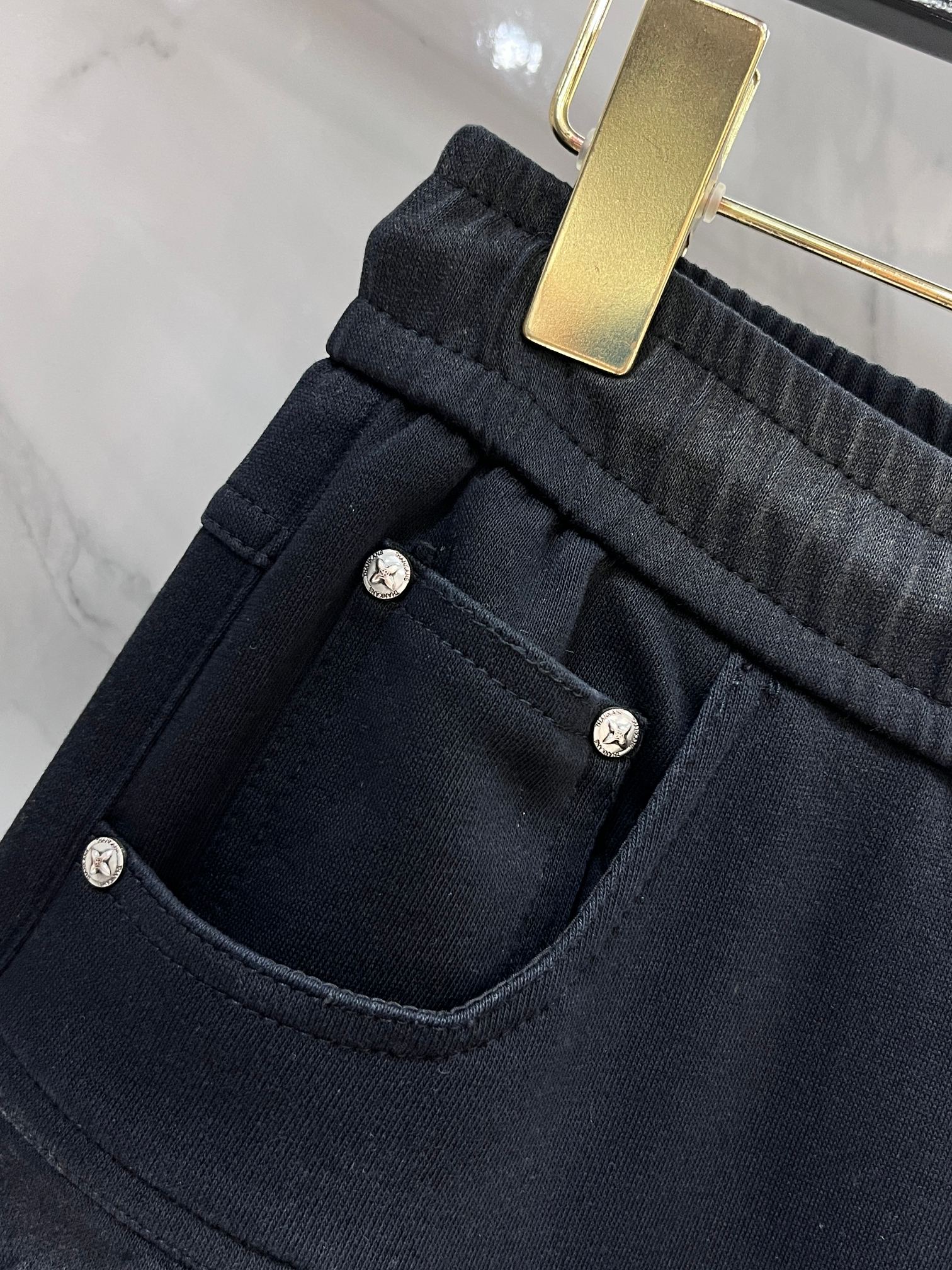 Lv 2026秋冬新款休闲裤，高端版本，定制面料 透气舒适度高，细节无可挑剔，品牌元素设计理念，体现高品