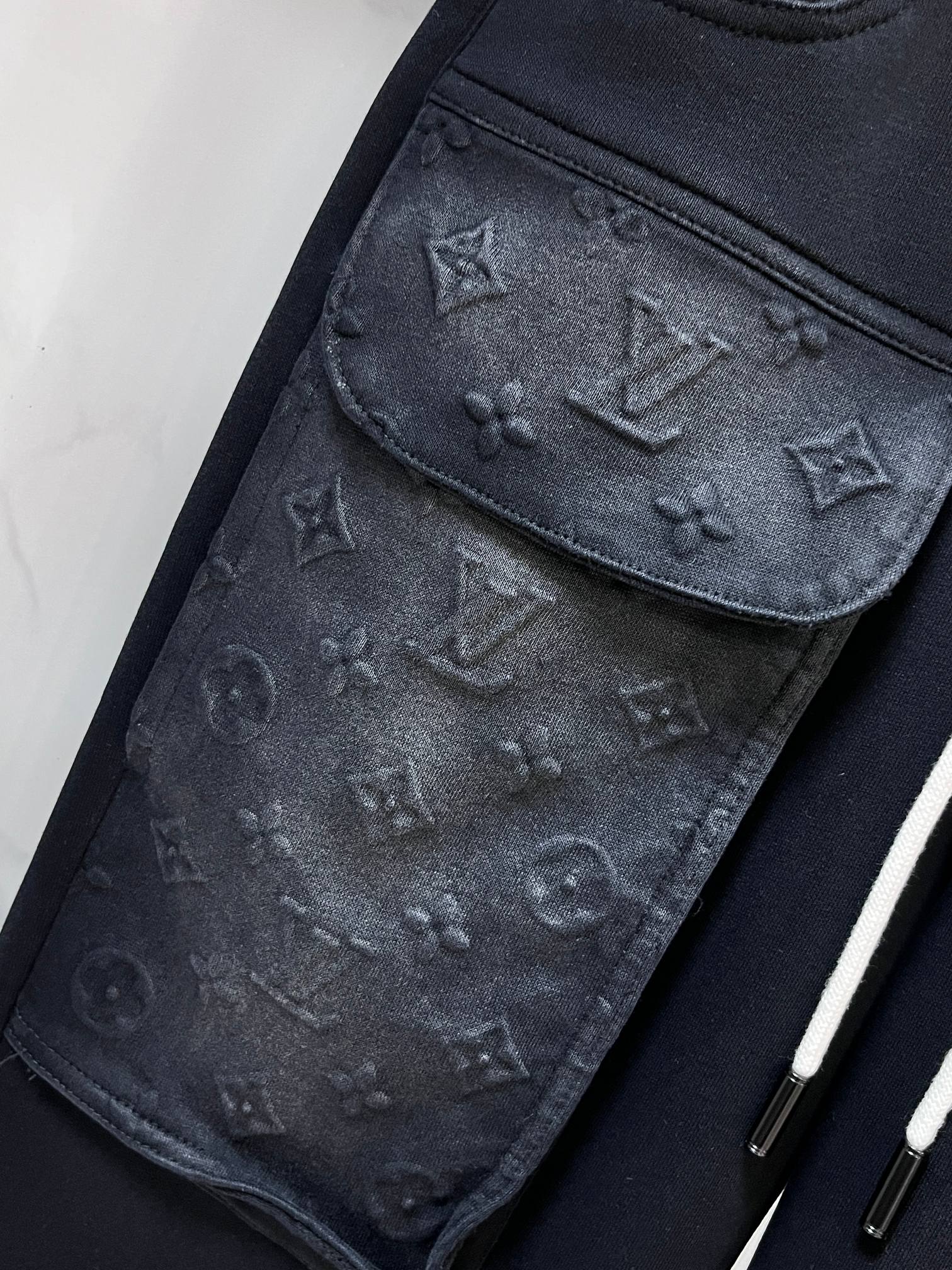 Lv 2026秋冬新款休闲裤，高端版本，定制面料 透气舒适度高，细节无可挑剔，品牌元素设计理念，体现高品