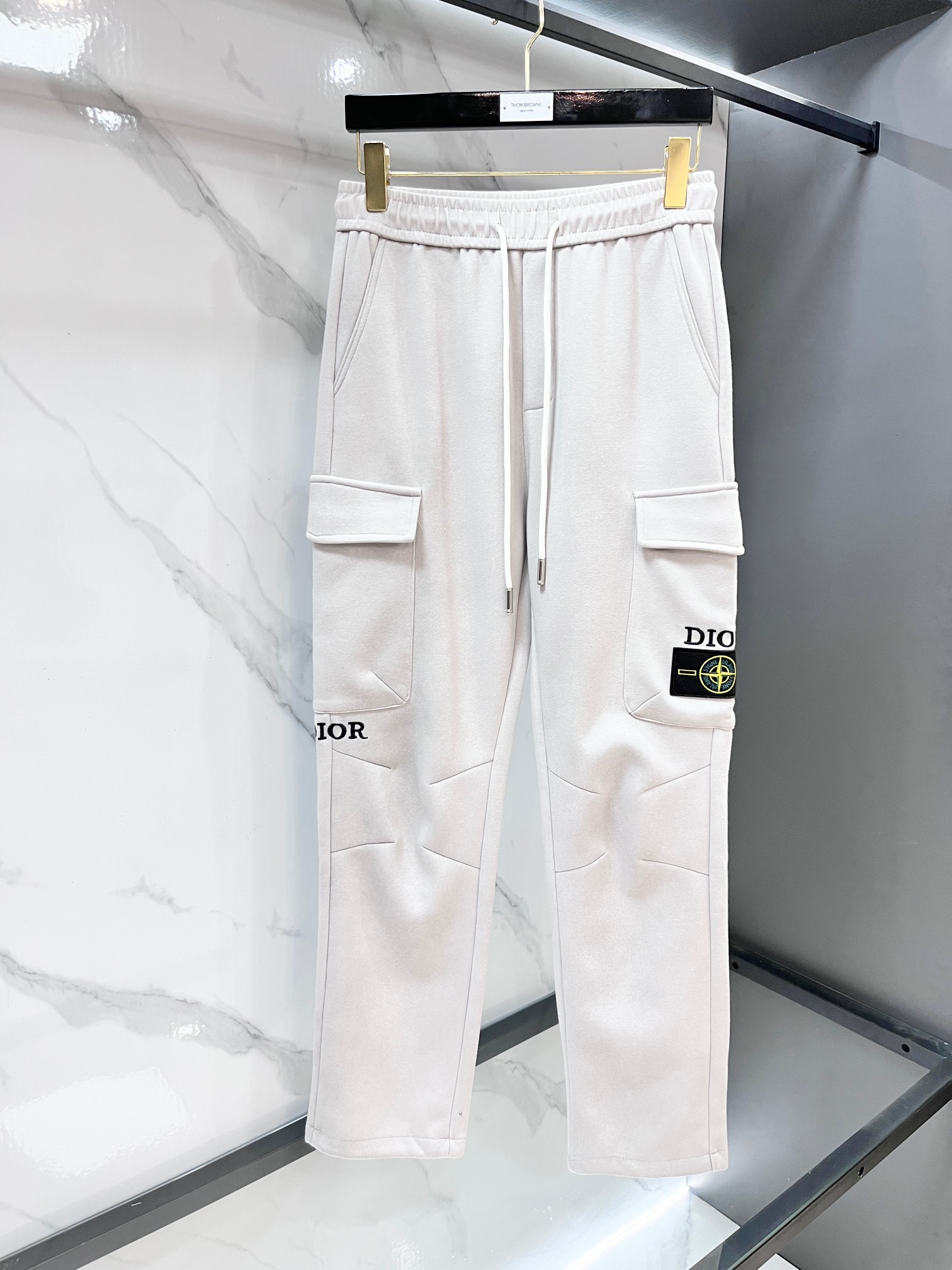 迪奥 2026秋冬新款休闲裤，高端版本，定制面料 透气舒适度高，细节无可挑剔，品牌元素设计理念，体现高品