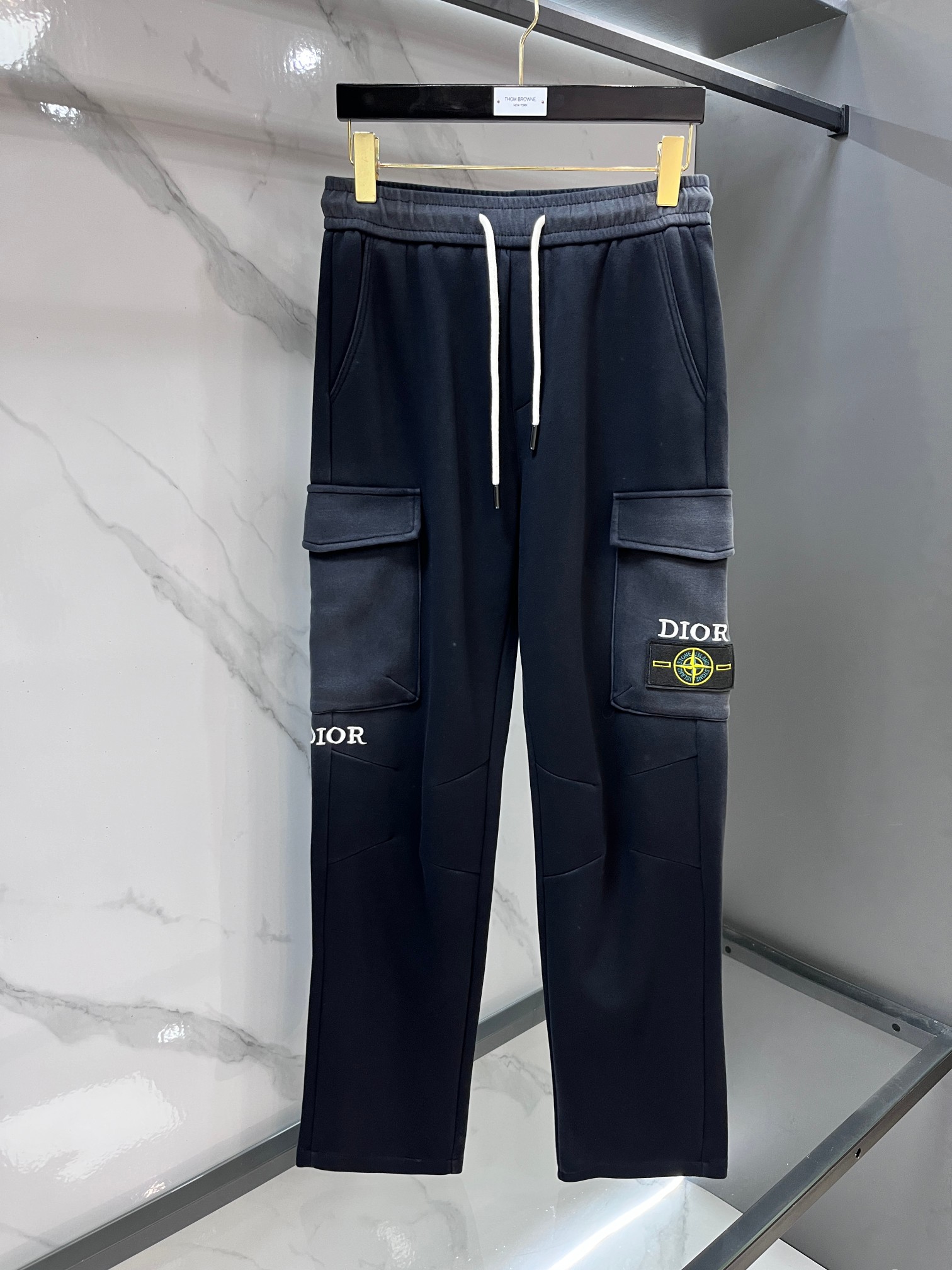 迪奥 2026秋冬新款休闲裤，高端版本，定制面料 透气舒适度高，细节无可挑剔，品牌元素设计理念，体现高品