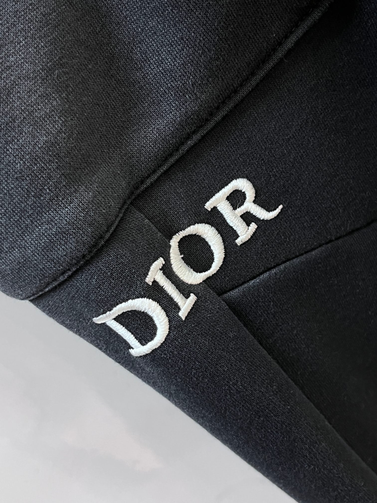 迪奥 2026秋冬新款休闲裤，高端版本，定制面料 透气舒适度高，细节无可挑剔，品牌元素设计理念，体现高品