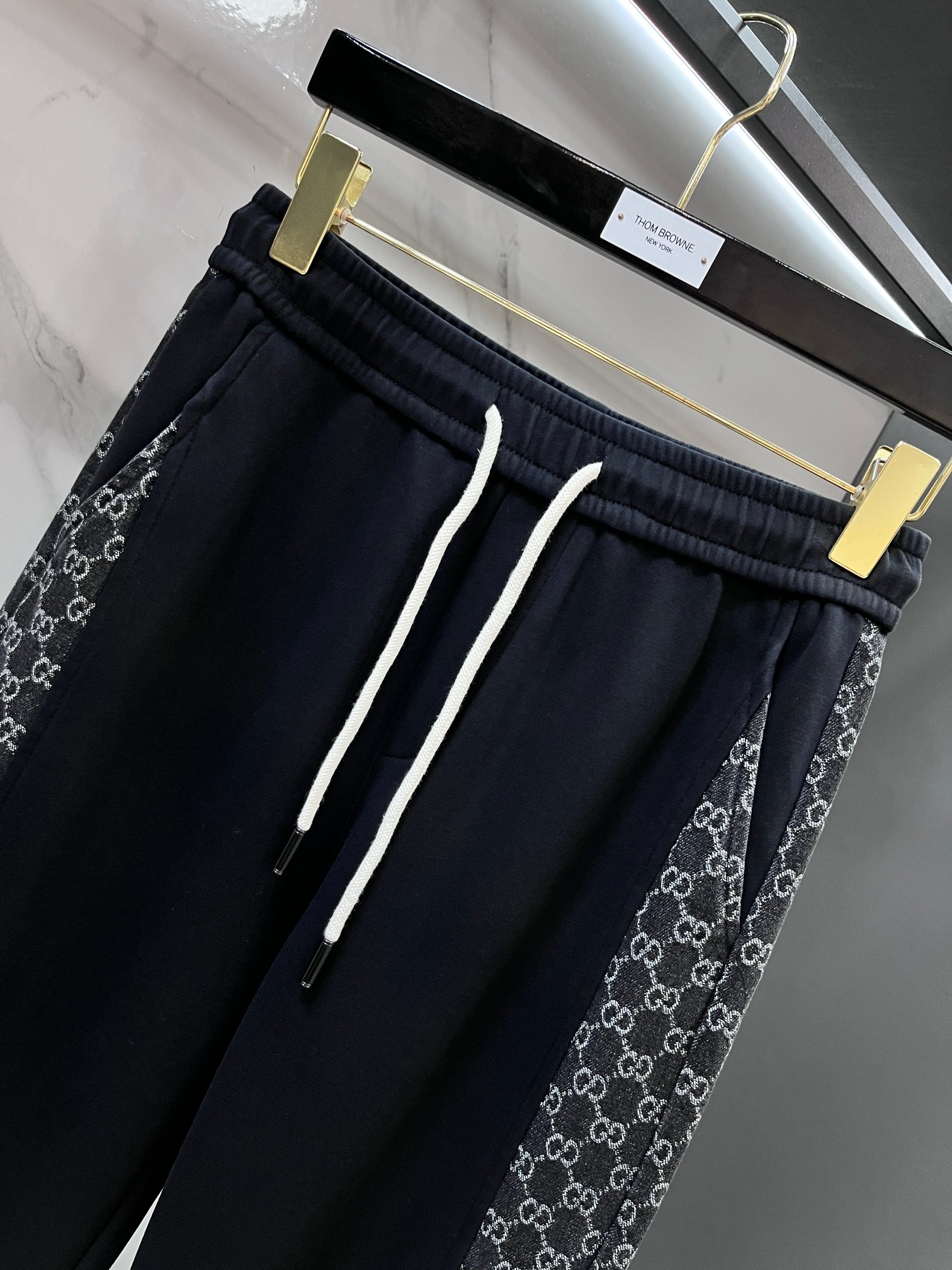 Gucci 2026秋冬新款休闲裤，高端版本，定制面料 透气舒适度高，细节无可挑剔，品牌元素设计理念，体