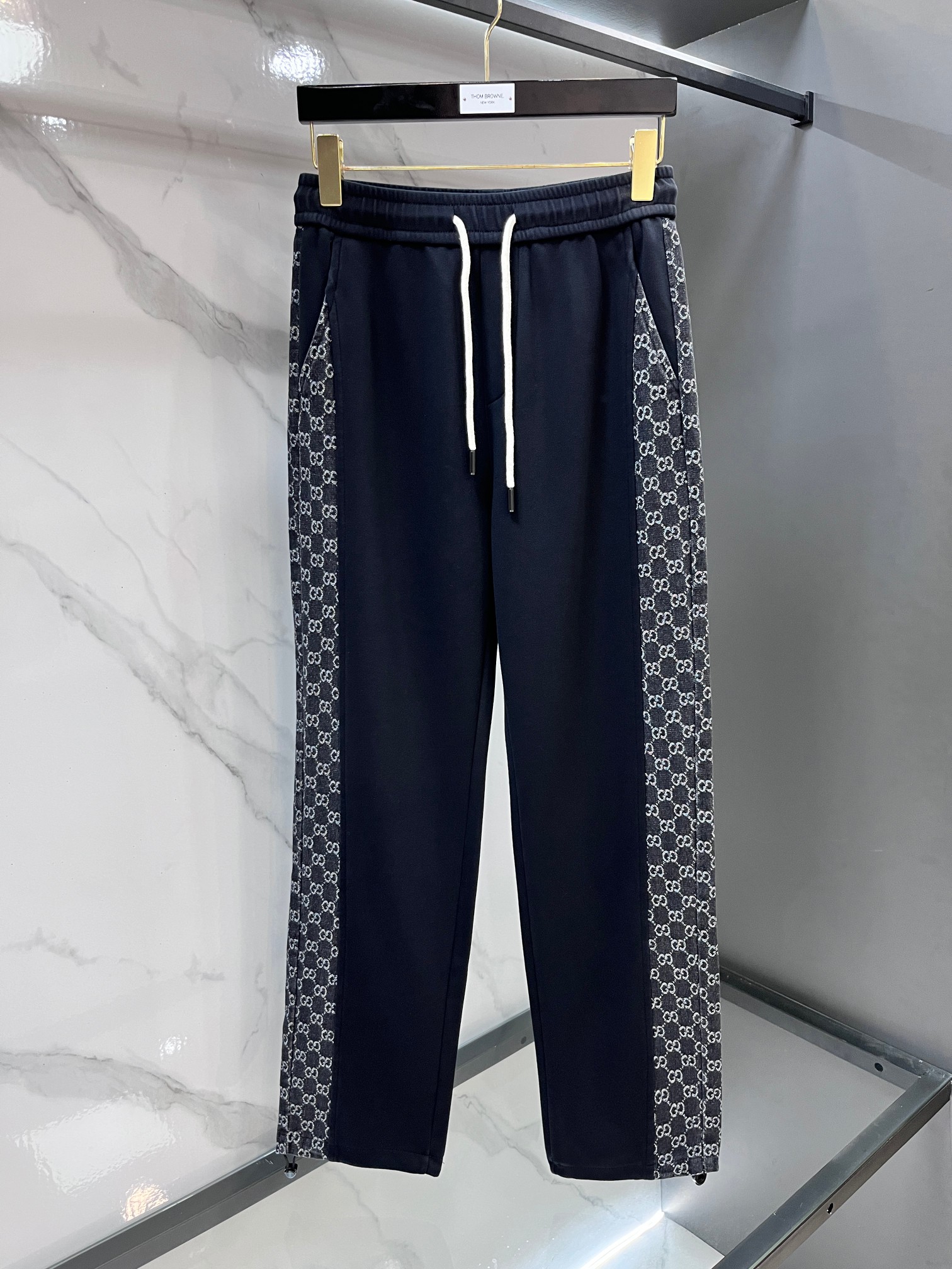 Gucci 2026秋冬新款休闲裤，高端版本，定制面料 透气舒适度高，细节无可挑剔，品牌元素设计理念，体