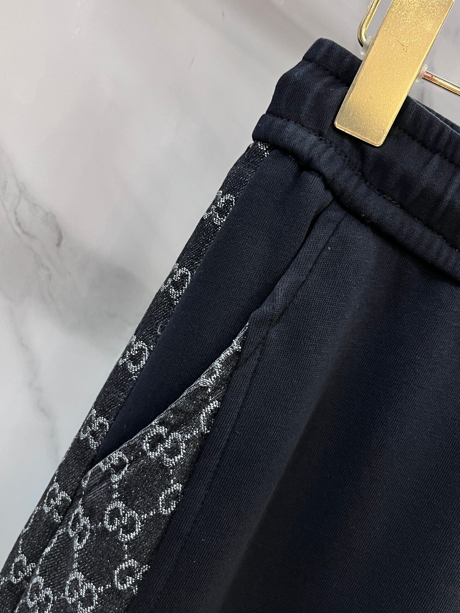 Gucci 2026秋冬新款休闲裤，高端版本，定制面料 透气舒适度高，细节无可挑剔，品牌元素设计理念，体