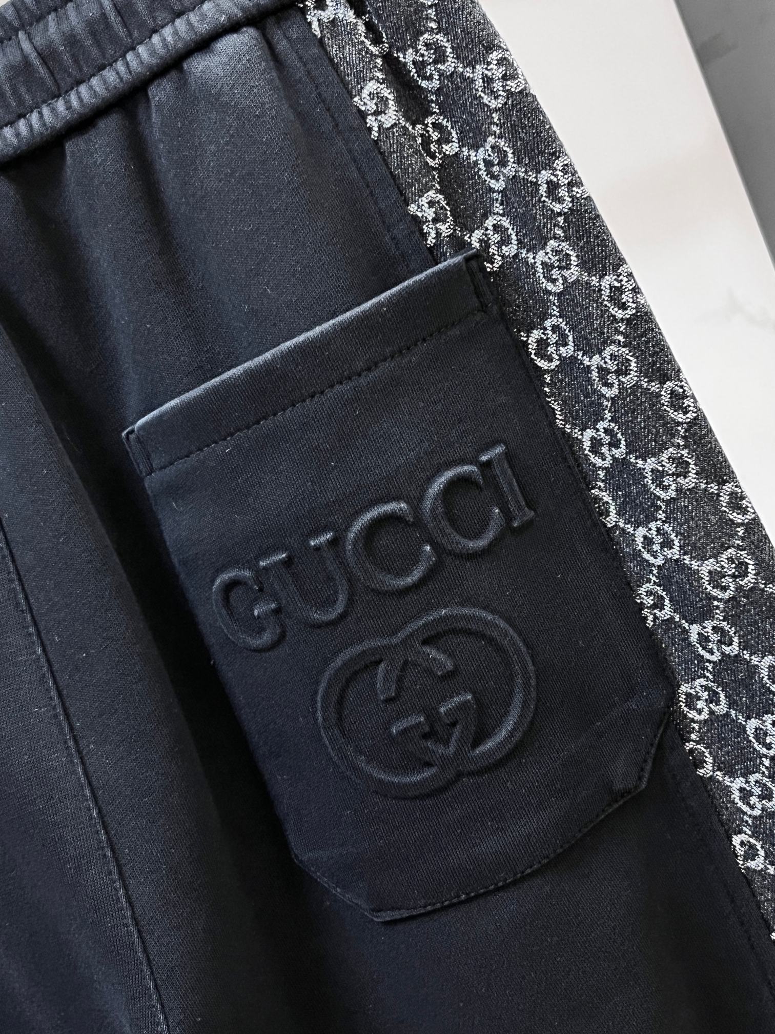 Gucci 2026秋冬新款休闲裤，高端版本，定制面料 透气舒适度高，细节无可挑剔，品牌元素设计理念，体