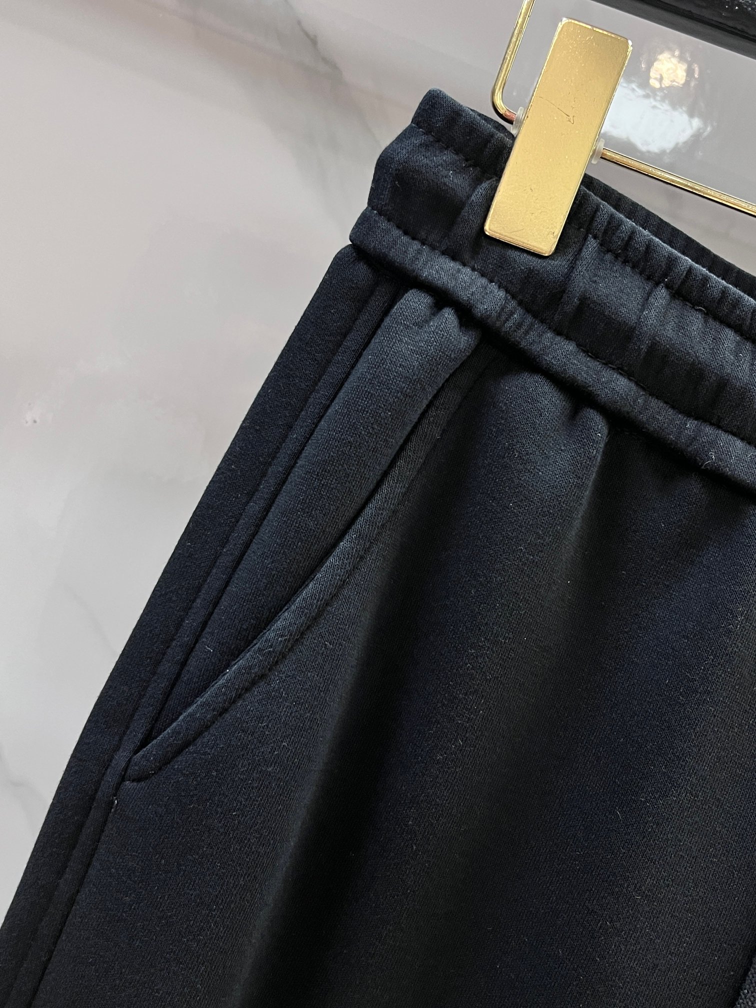 蒙口 2026秋冬新款休闲裤，高端版本，定制面料 透气舒适度高，细节无可挑剔，品牌元素设计理念，体现高品