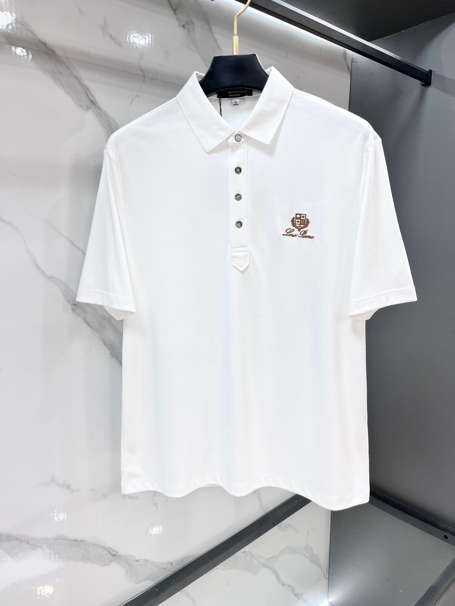 NO:860428,Lp 1956 new high-end business polo white-collar workers must buy single product!  Casual business lapel short sleeves, technical fabrics, great body feel, smooth feel and great texture!  It has good elasticity and no sense of restraint. The fabric has breathable mesh, moisture-wicking, quick-drying and keeps you dry. The small lapel placket design shows a tall and straight posture without being too soft. The simple style can be used for both business and leisure. Highly recommended!  Simple, elegant and clean, elegant and gentlemanly. High-end materials, the focus is on the fabrics, quality control is a must, the feel is extremely delicate and smooth, the fabric has a good luster and the upper body frame feels good, this is a mature quality men's clothing!  Sweat-free in summer, a new experience for business, commuting and leisure …………………………………………………… SizeM-XXXXL,,loro piana,T-shirt,19860909Lp 1956新款高端商务polo 白领 单位人士必入单品！ 休闲商务翻领短袖,科技面料,体感非常棒,手感顺滑质感很棒！弹性好,无任何束缚感,面料自带透气网孔,吸湿排汗,速干保持干爽,小翻领门襟排扣设计,展露挺拔姿态,不软踏,简约款式,商务休闲都可驾驭,强烈推荐！简单大方干净利落,儒雅绅士风度.高级材质,重点就是面料上,品控的必上,手感极其细腻光滑,面料光泽感和上身骨架感好,打招成熟品质男装！夏天出汗秒干,全新体验 商务通勤休闲 …………………………………………………… SizeM-XXXXL,,loro piana,T-shirt,,Men's clothing