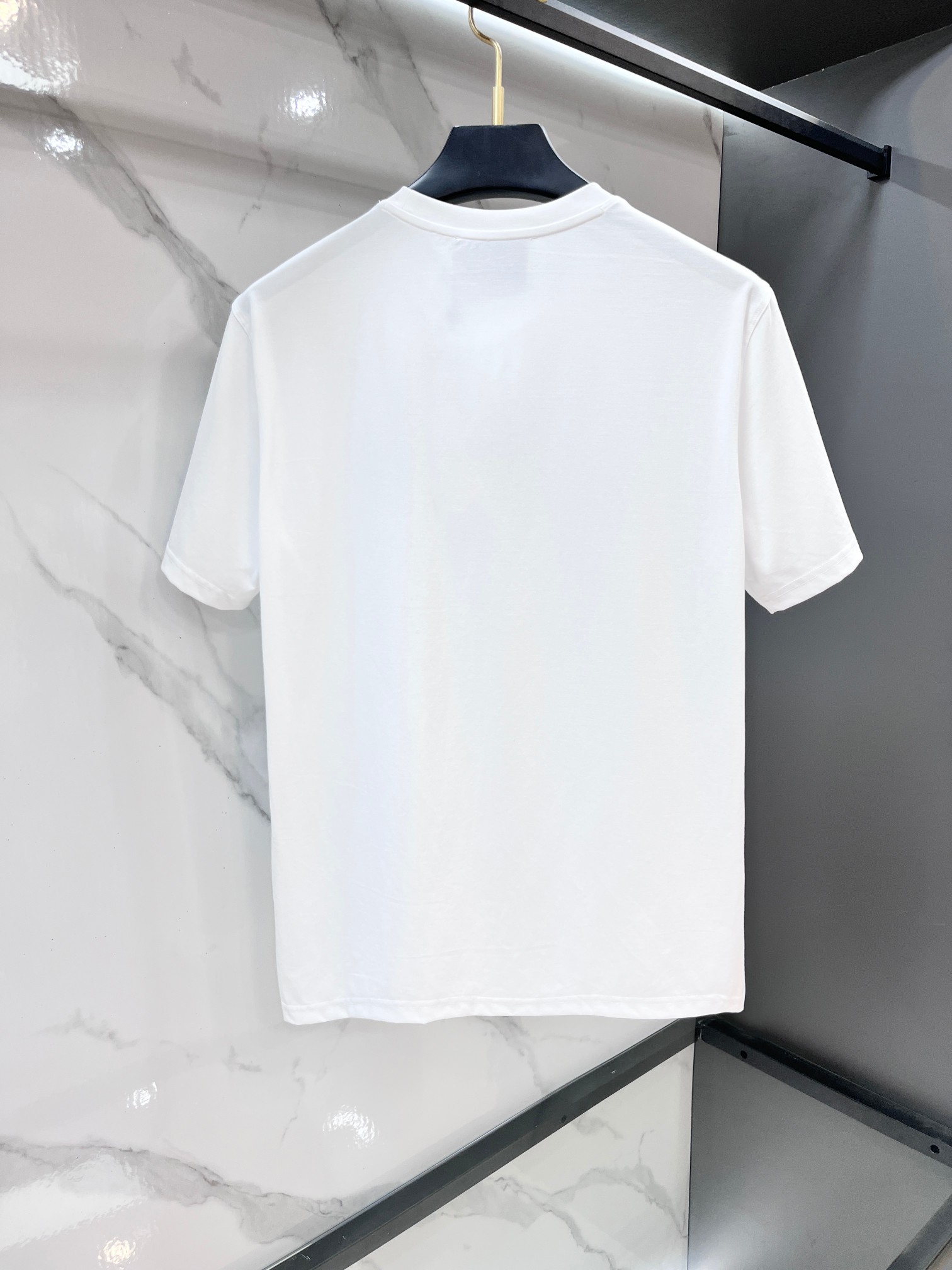 迪奥 2026春夏专柜新款，logo徽章简约短袖 双纱纯棉面料 多元化搭配 迎合眼下时尚前沿的创新趋势 