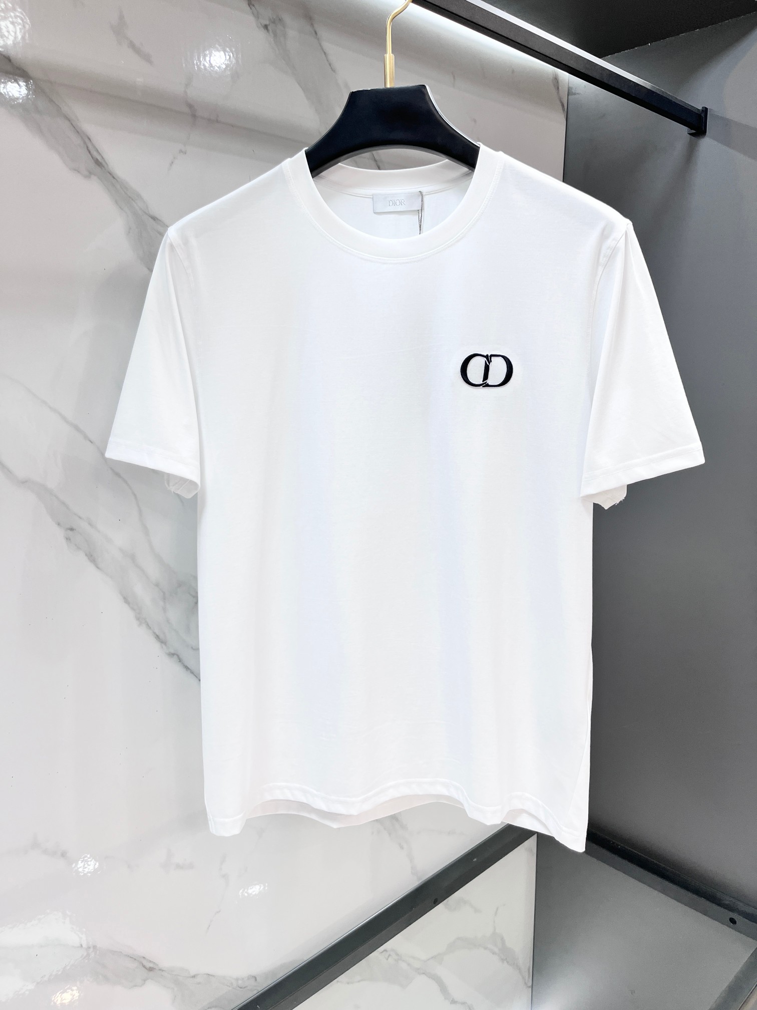 迪奥 2026春夏专柜新款，logo徽章简约短袖 双纱纯棉面料 多元化搭配 迎合眼下时尚前沿的创新趋势 