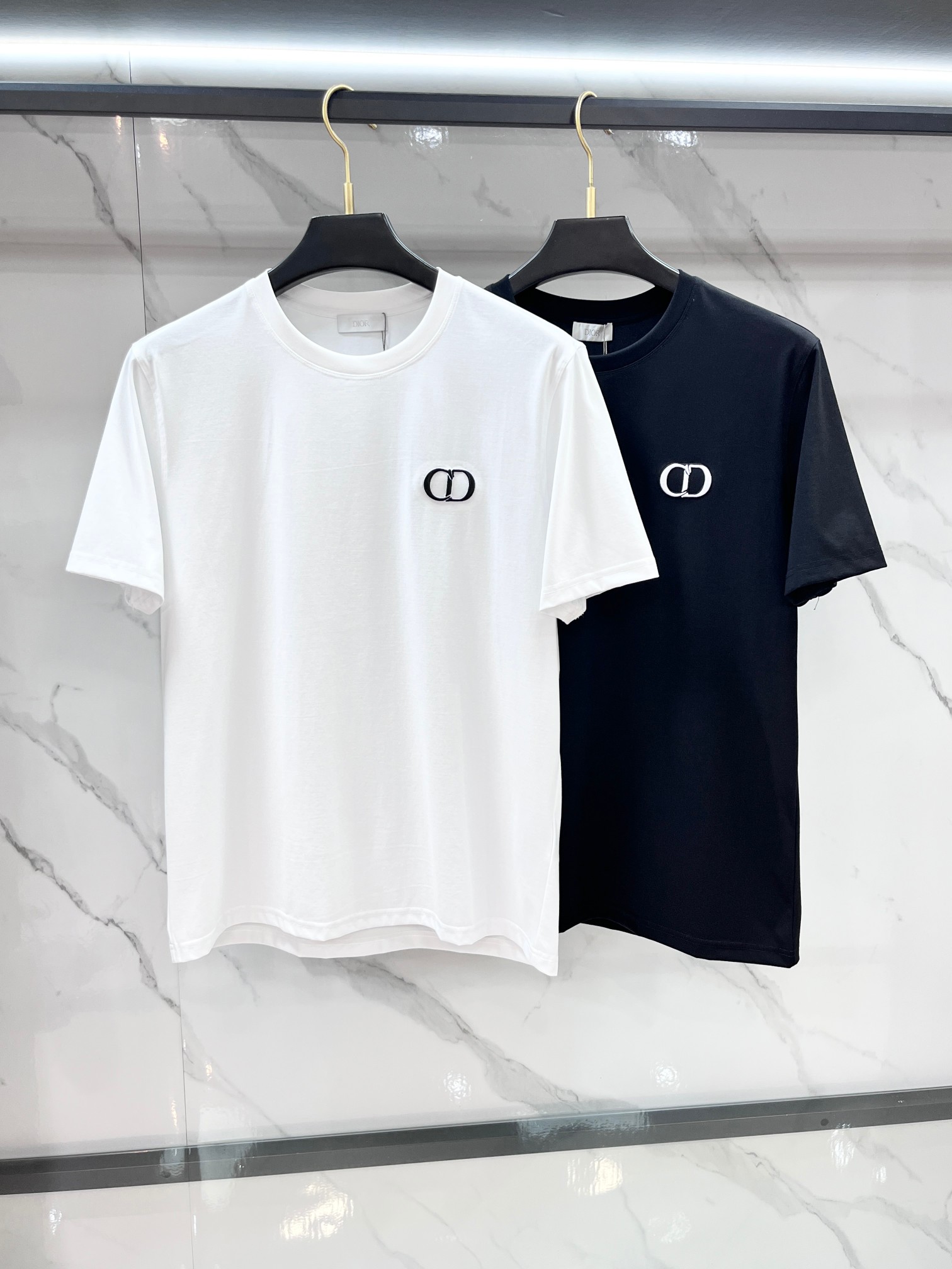 迪奥 2026春夏专柜新款，logo徽章简约短袖 双纱纯棉面料 多元化搭配 迎合眼下时尚前沿的创新趋势 