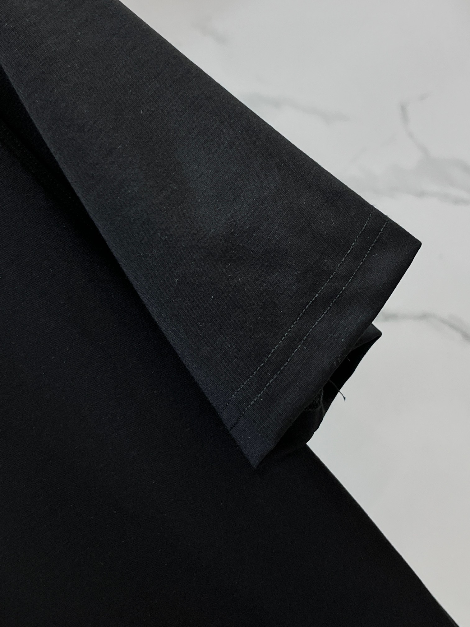 迪奥 2026春夏专柜新款，logo徽章简约短袖 双纱纯棉面料 多元化搭配 迎合眼下时尚前沿的创新趋势 