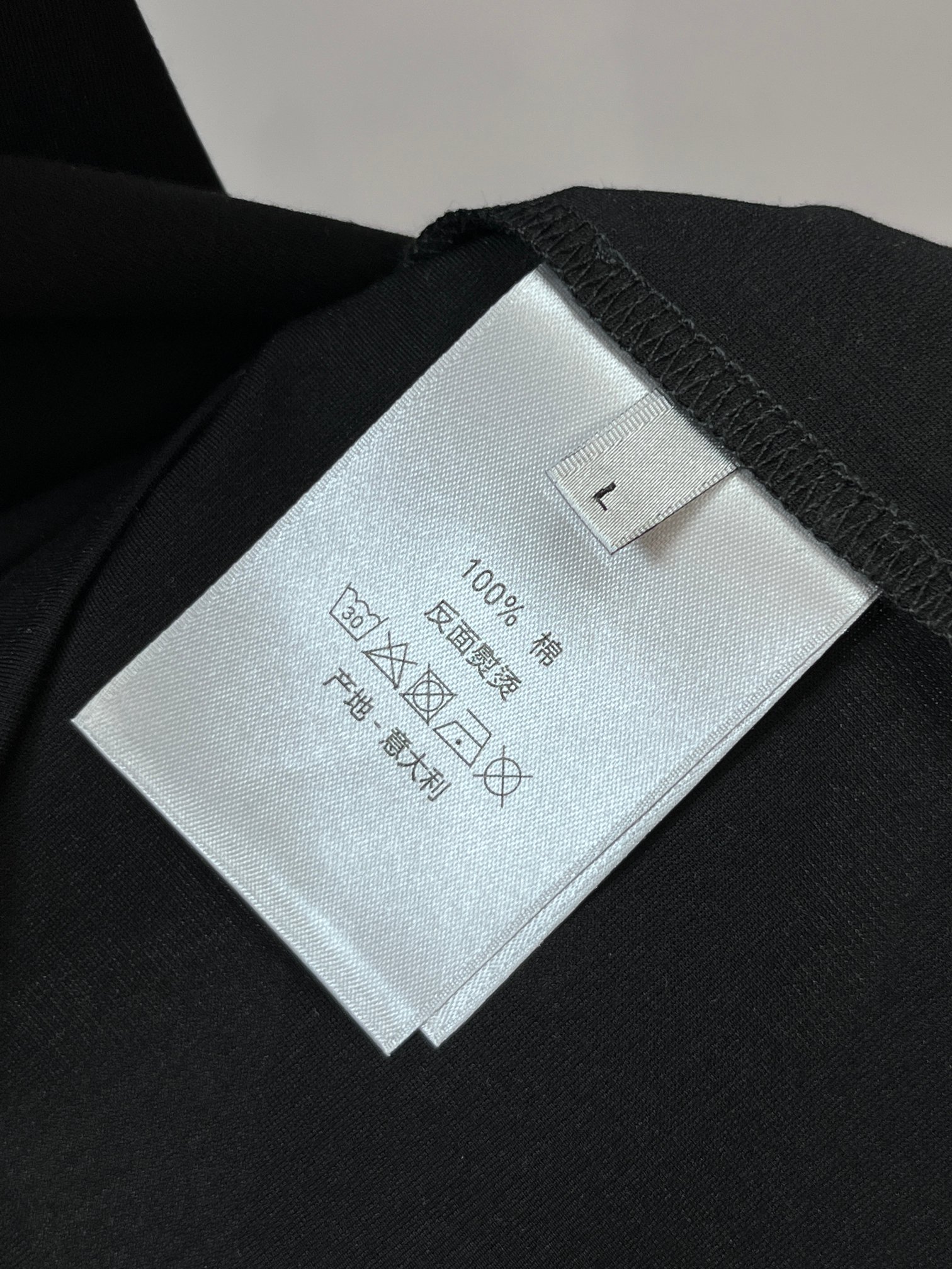 迪奥 2026春夏专柜新款，logo徽章简约短袖 双纱纯棉面料 多元化搭配 迎合眼下时尚前沿的创新趋势 