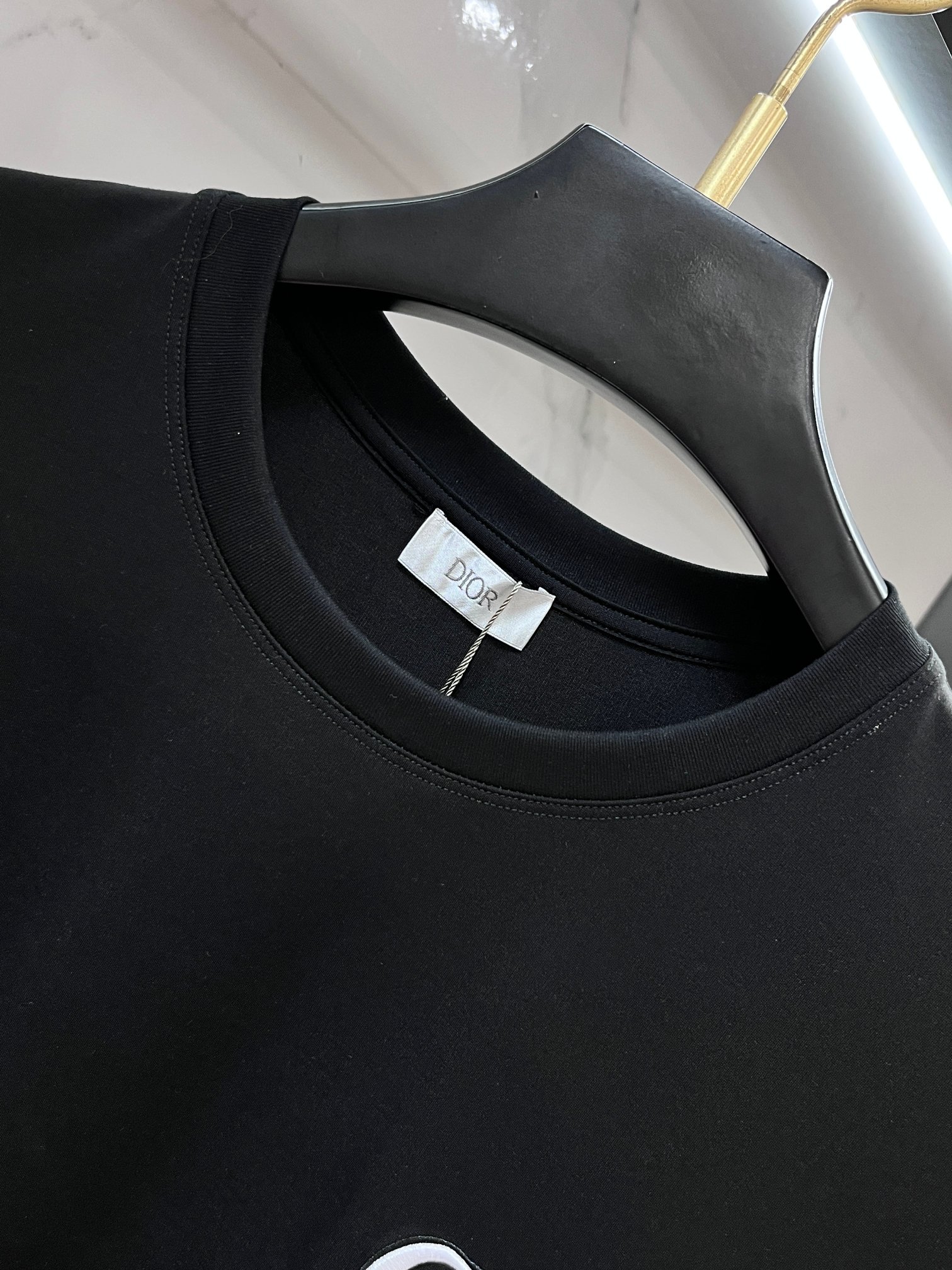 迪奥 2026春夏专柜新款，logo徽章简约短袖 双纱纯棉面料 多元化搭配 迎合眼下时尚前沿的创新趋势 