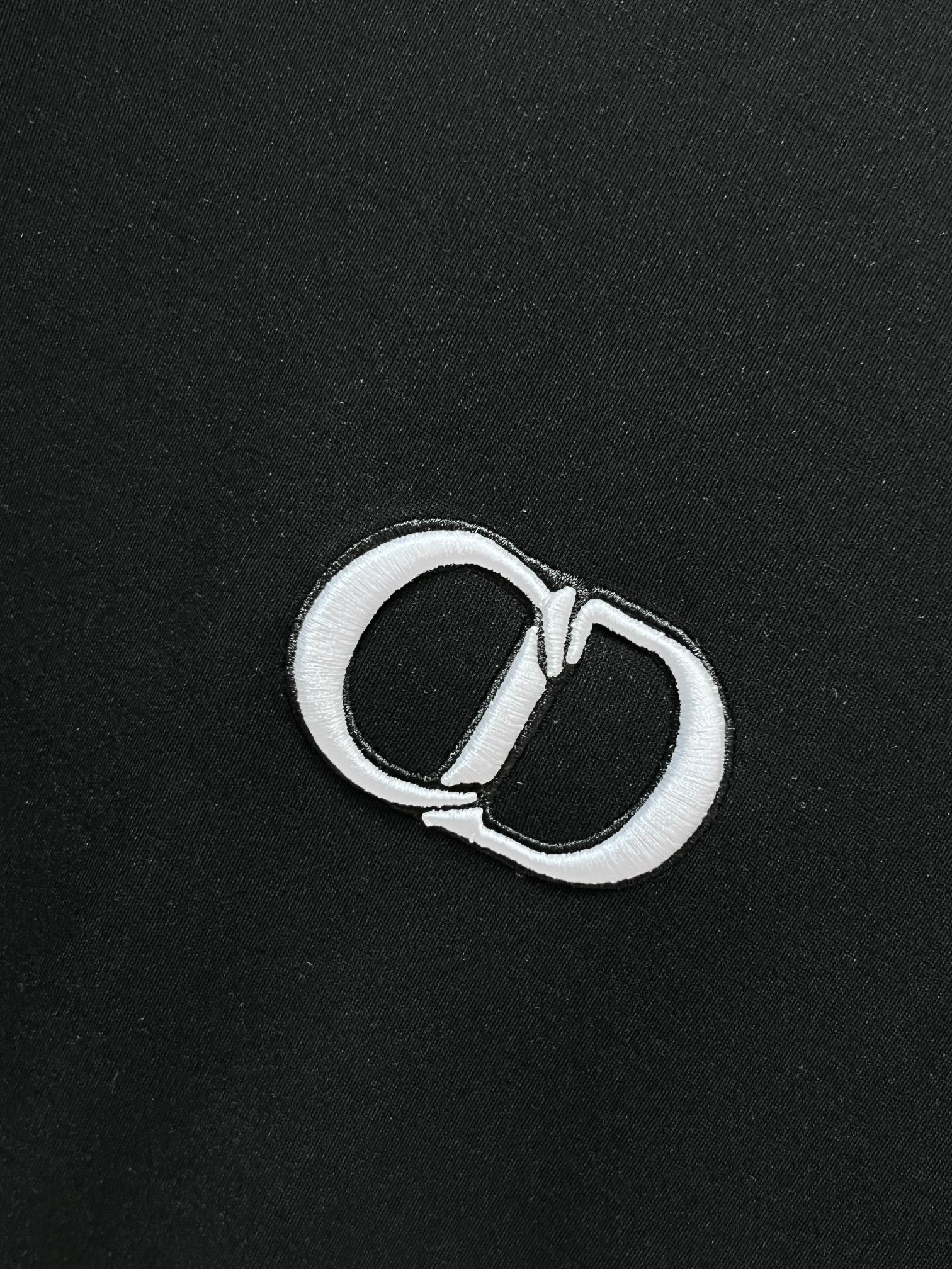 迪奥 2026春夏专柜新款，logo徽章简约短袖 双纱纯棉面料 多元化搭配 迎合眼下时尚前沿的创新趋势 