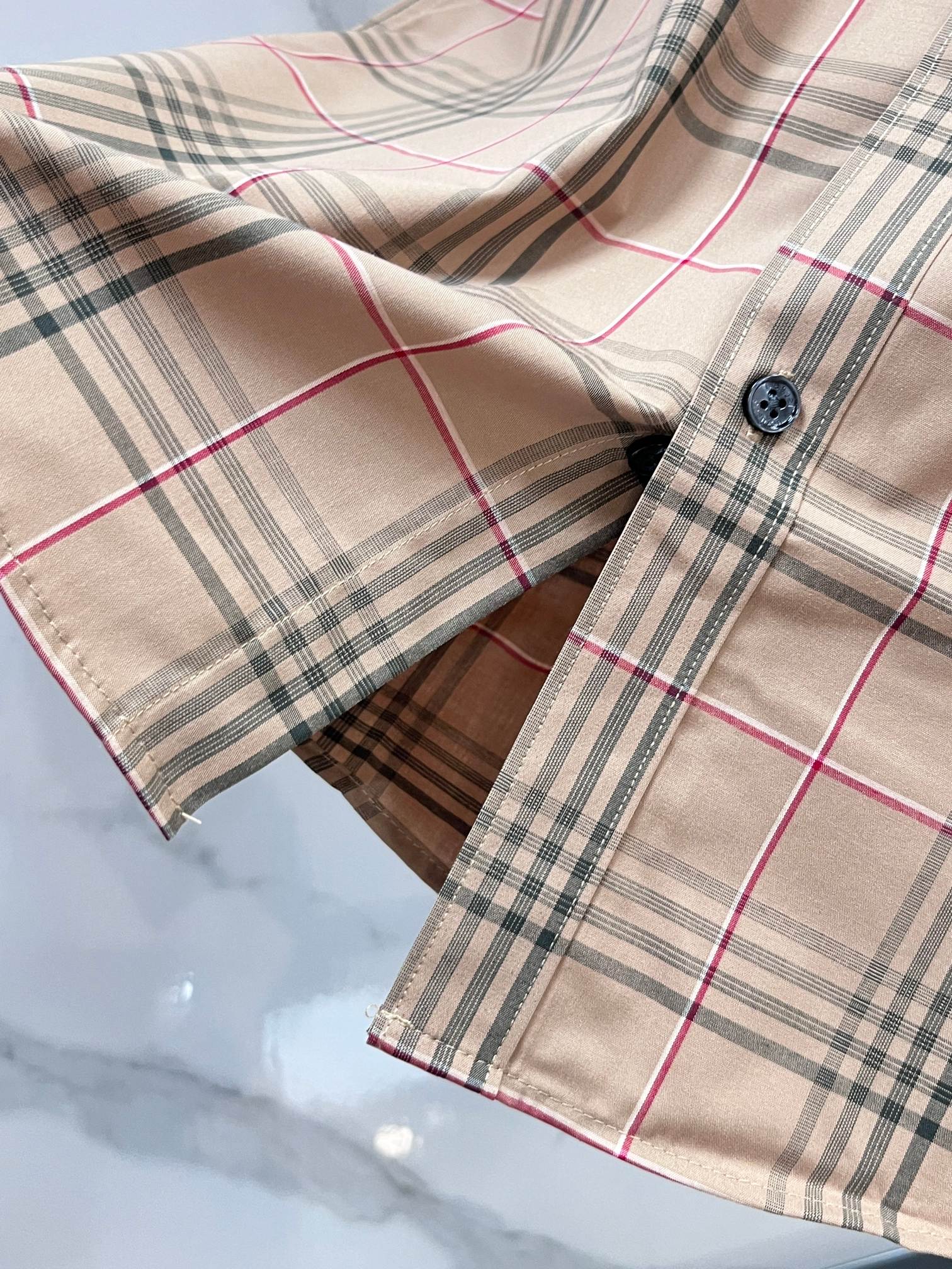 巴宝莉 官网1:1原单品质25ss新款秋冬格子对位衬衫原版3,200购入开发，面料采用100%锦纶定织格