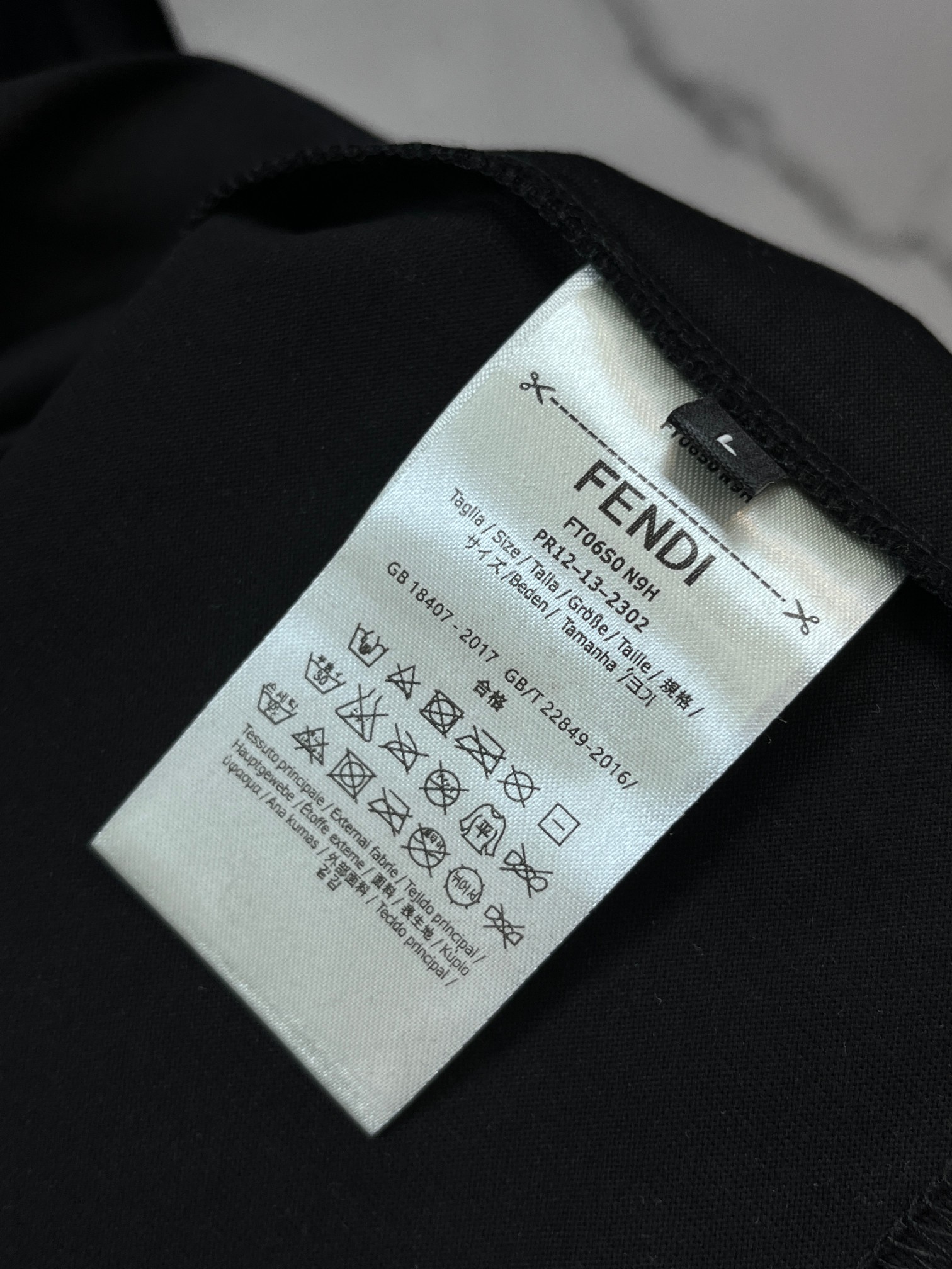 芬迪 春夏新款首发最新款短袖圆领T恤 高端订制 设计前卫时尚！品牌logo重工艺印花设计 .穿着舒适.级