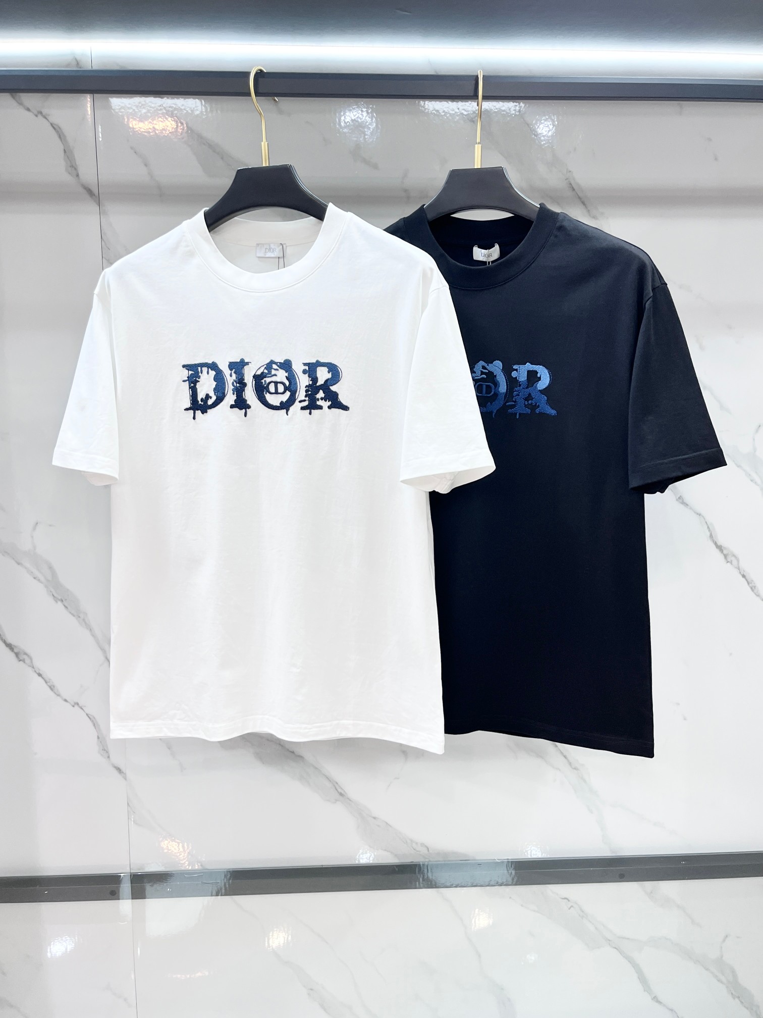 迪奥 春夏新款首发最新款短袖圆领T恤 高端订制 设计前卫时尚！品牌logo重工艺印花设计 .穿着舒适.级