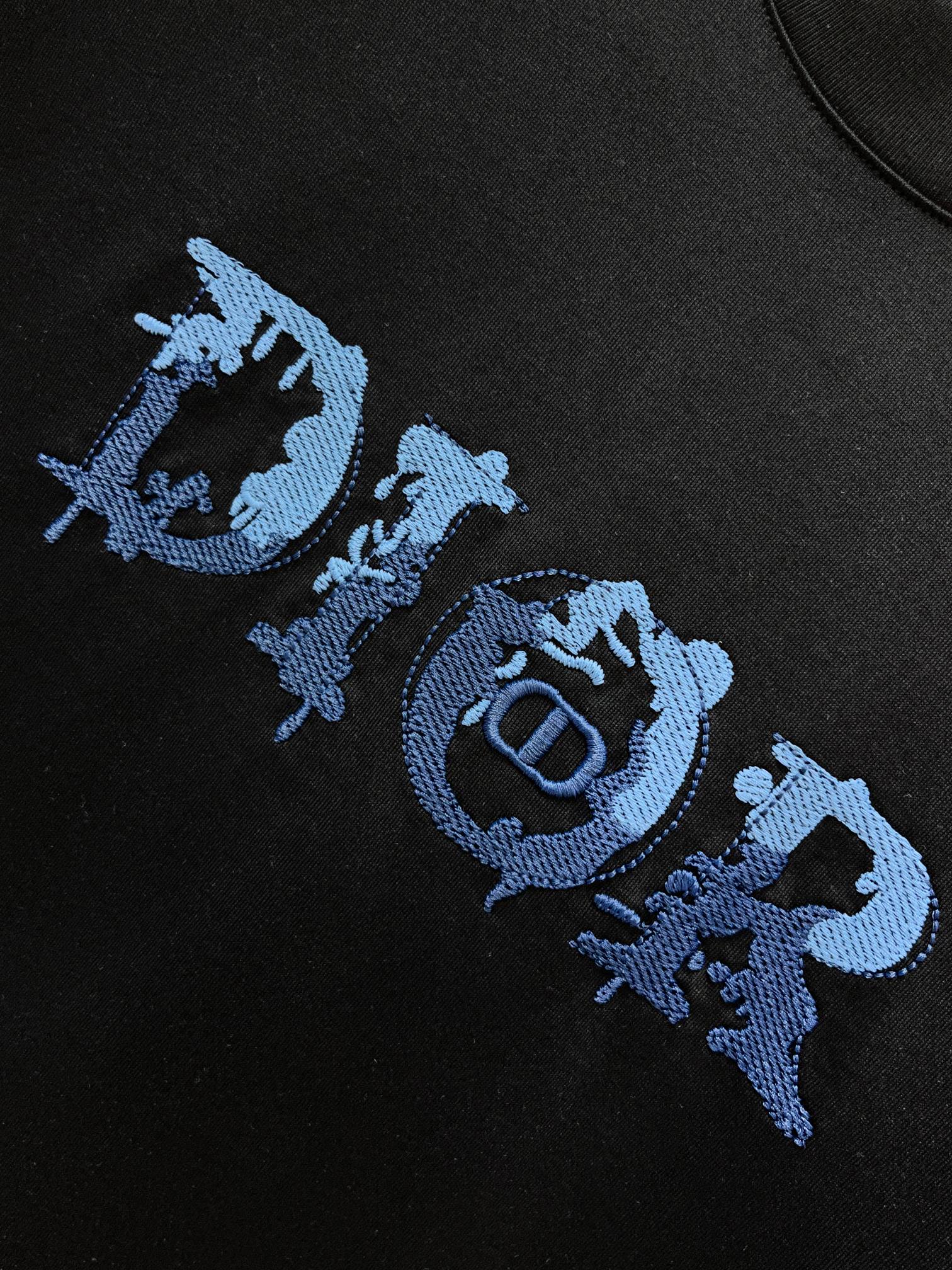 迪奥 春夏新款首发最新款短袖圆领T恤 高端订制 设计前卫时尚！品牌logo重工艺印花设计 .穿着舒适.级