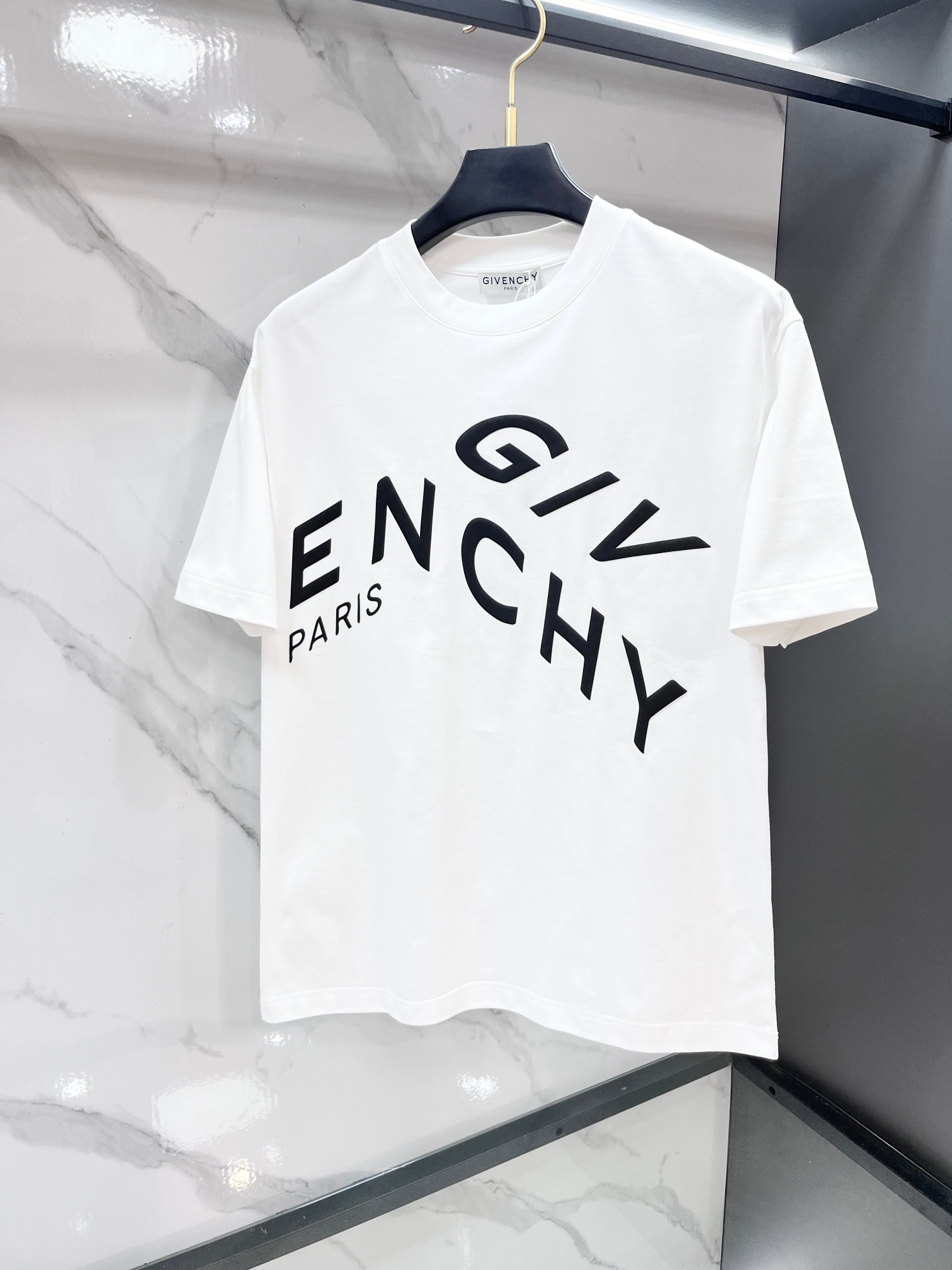 纪梵希 春夏新款首发最新款短袖圆领T恤 高端订制 设计前卫时尚！品牌logo重工艺印花设计 .穿着舒适.