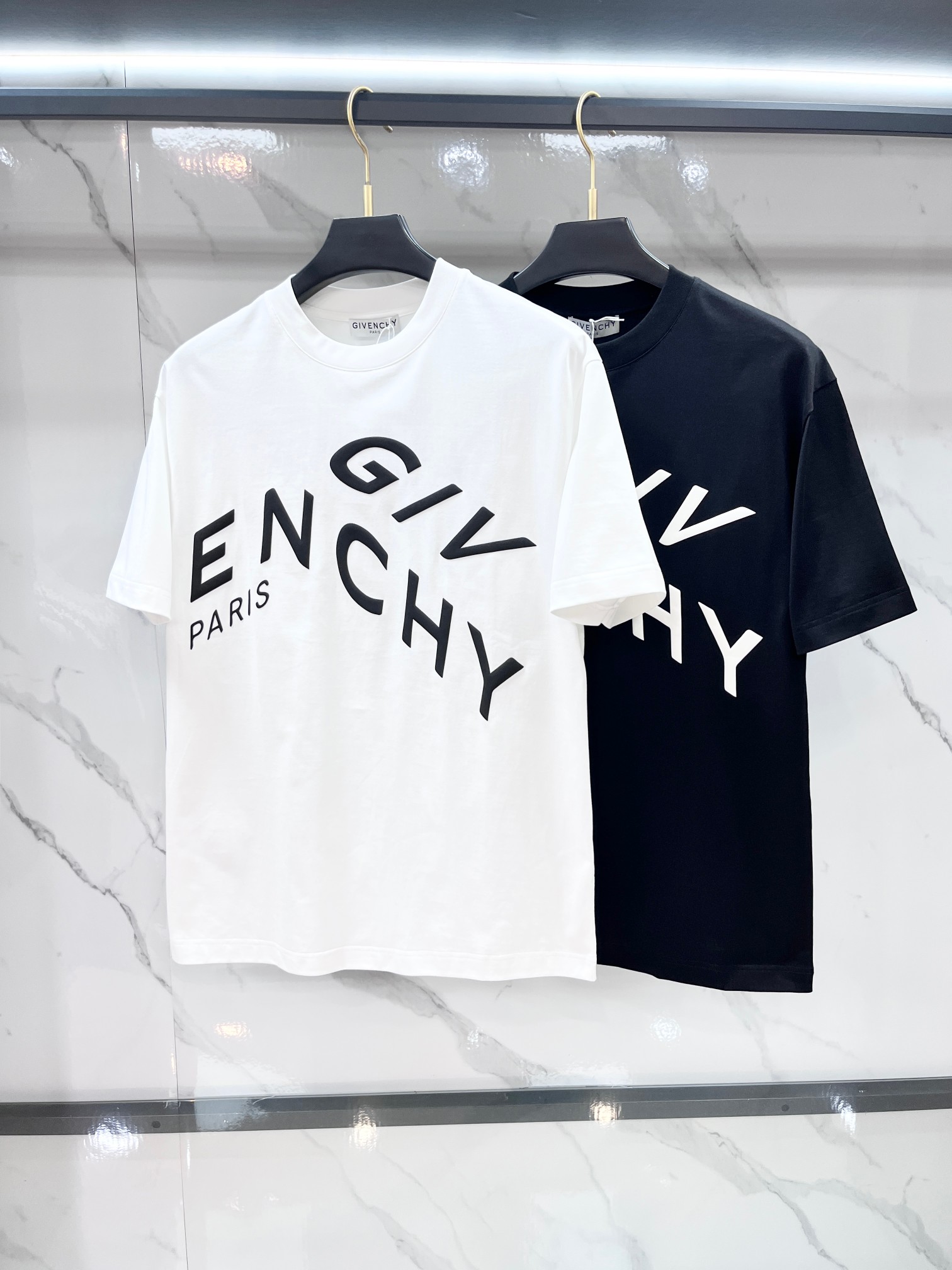 纪梵希 春夏新款首发最新款短袖圆领T恤 高端订制 设计前卫时尚！品牌logo重工艺印花设计 .穿着舒适.