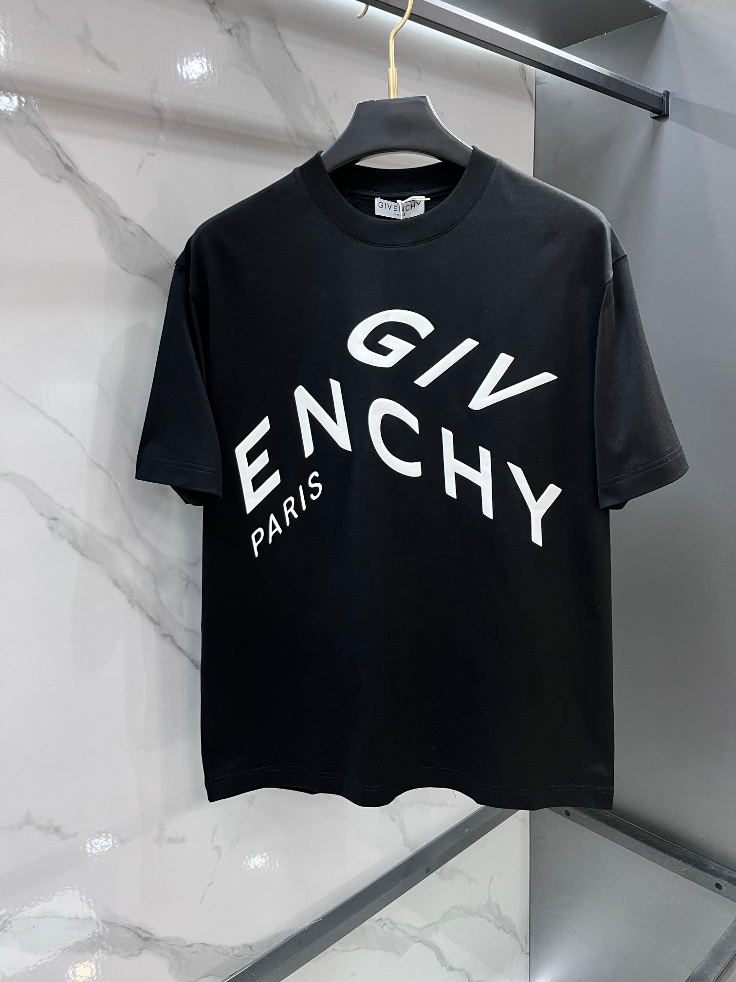 纪梵希 春夏新款首发最新款短袖圆领T恤 高端订制 设计前卫时尚！品牌logo重工艺印花设计 .穿着舒适.