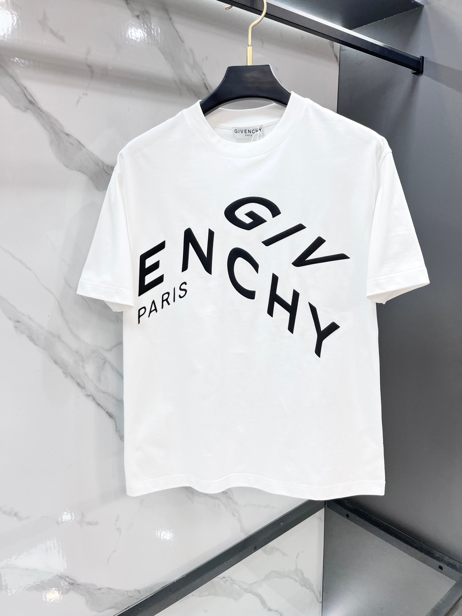 纪梵希 春夏新款首发最新款短袖圆领T恤 高端订制 设计前卫时尚！品牌logo重工艺印花设计 .穿着舒适.