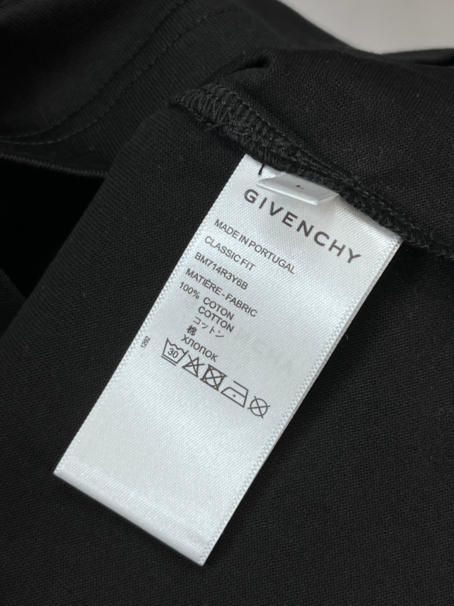 纪梵希 春夏新款首发最新款短袖圆领T恤 高端订制 设计前卫时尚！品牌logo重工艺印花设计 .穿着舒适.