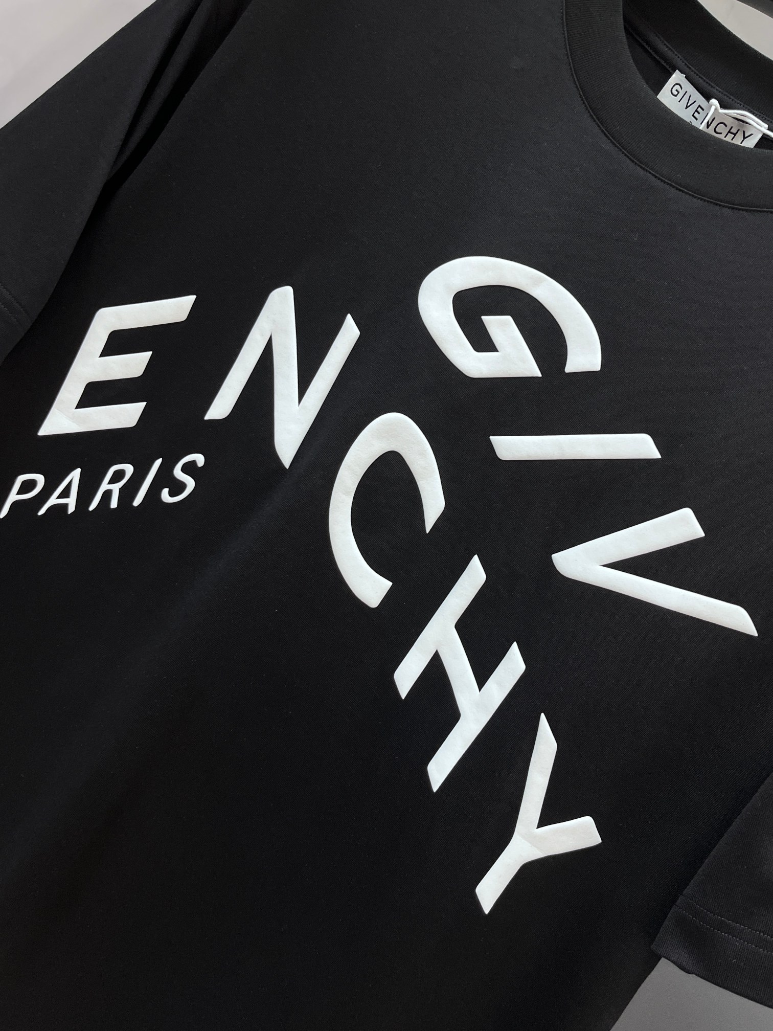 纪梵希 春夏新款首发最新款短袖圆领T恤 高端订制 设计前卫时尚！品牌logo重工艺印花设计 .穿着舒适.