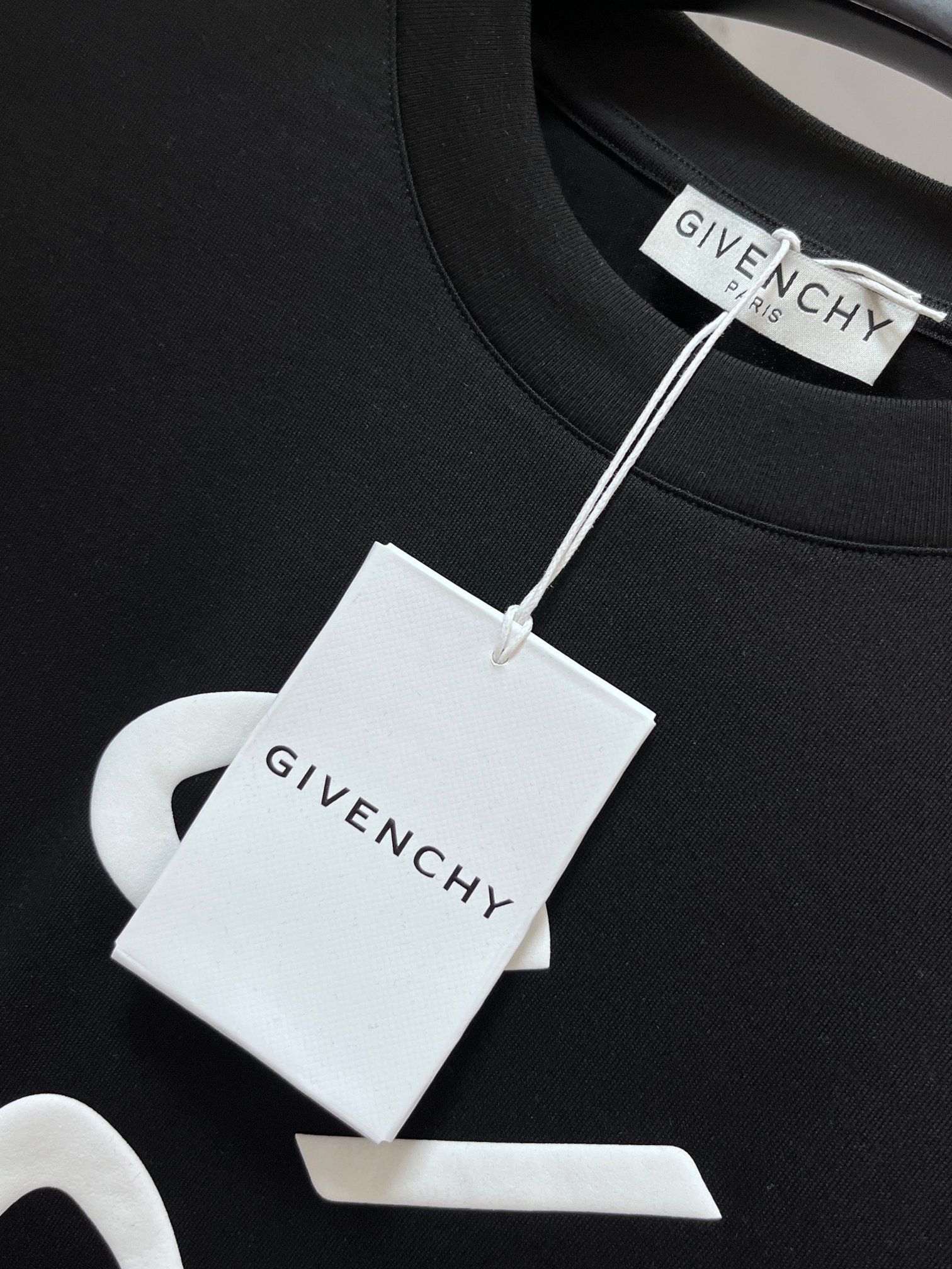 纪梵希 春夏新款首发最新款短袖圆领T恤 高端订制 设计前卫时尚！品牌logo重工艺印花设计 .穿着舒适.