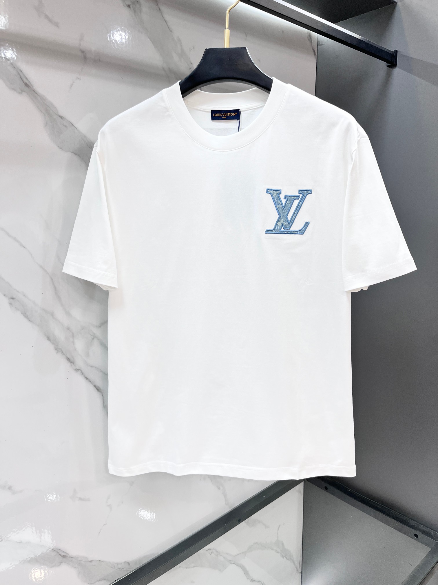 Lv 春夏新款首发最新款短袖圆领T恤 高端订制 设计前卫时尚！品牌logo重工艺印花设计 .穿着舒适.级