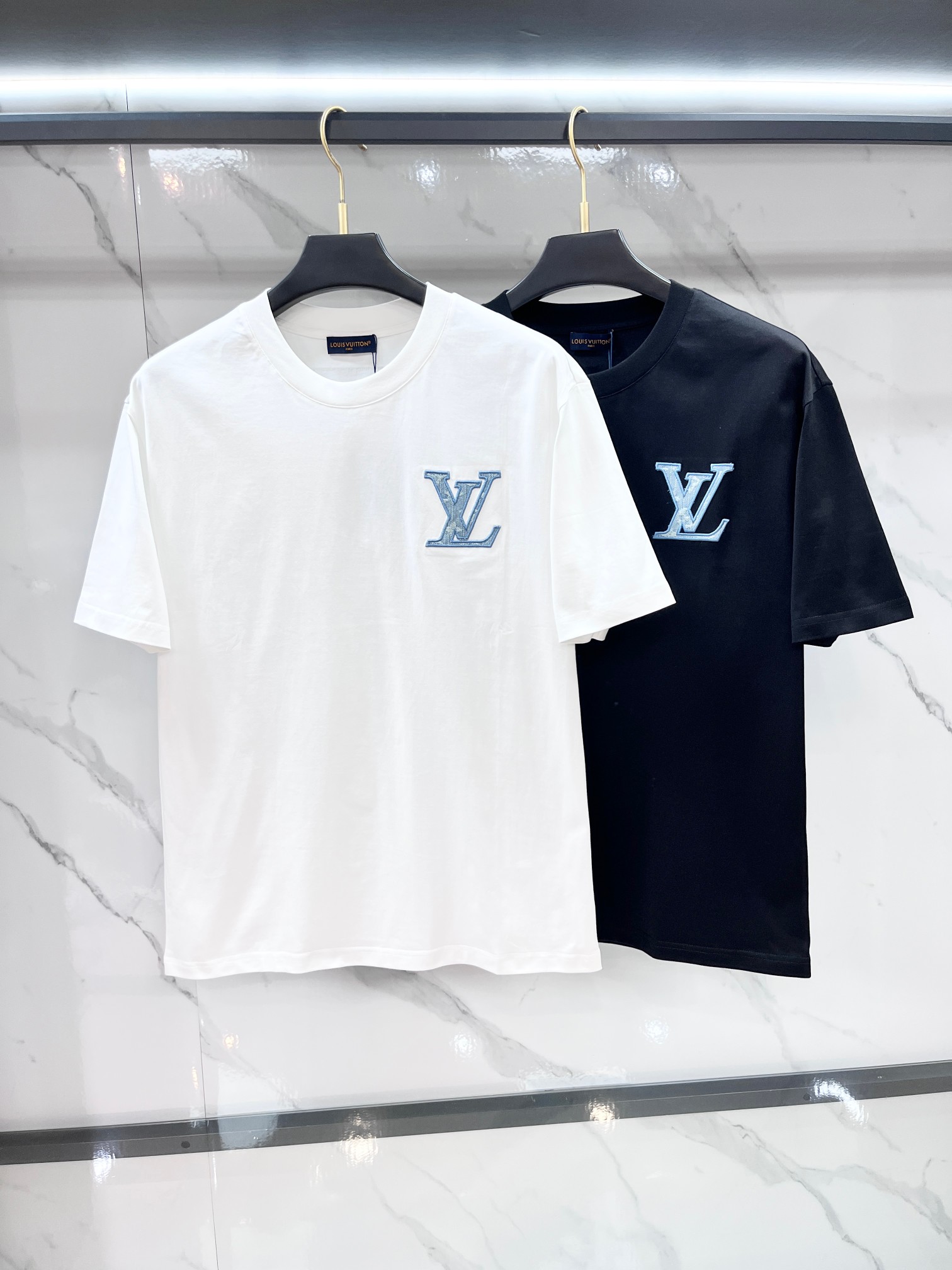 Lv 春夏新款首发最新款短袖圆领T恤 高端订制 设计前卫时尚！品牌logo重工艺印花设计 .穿着舒适.级
