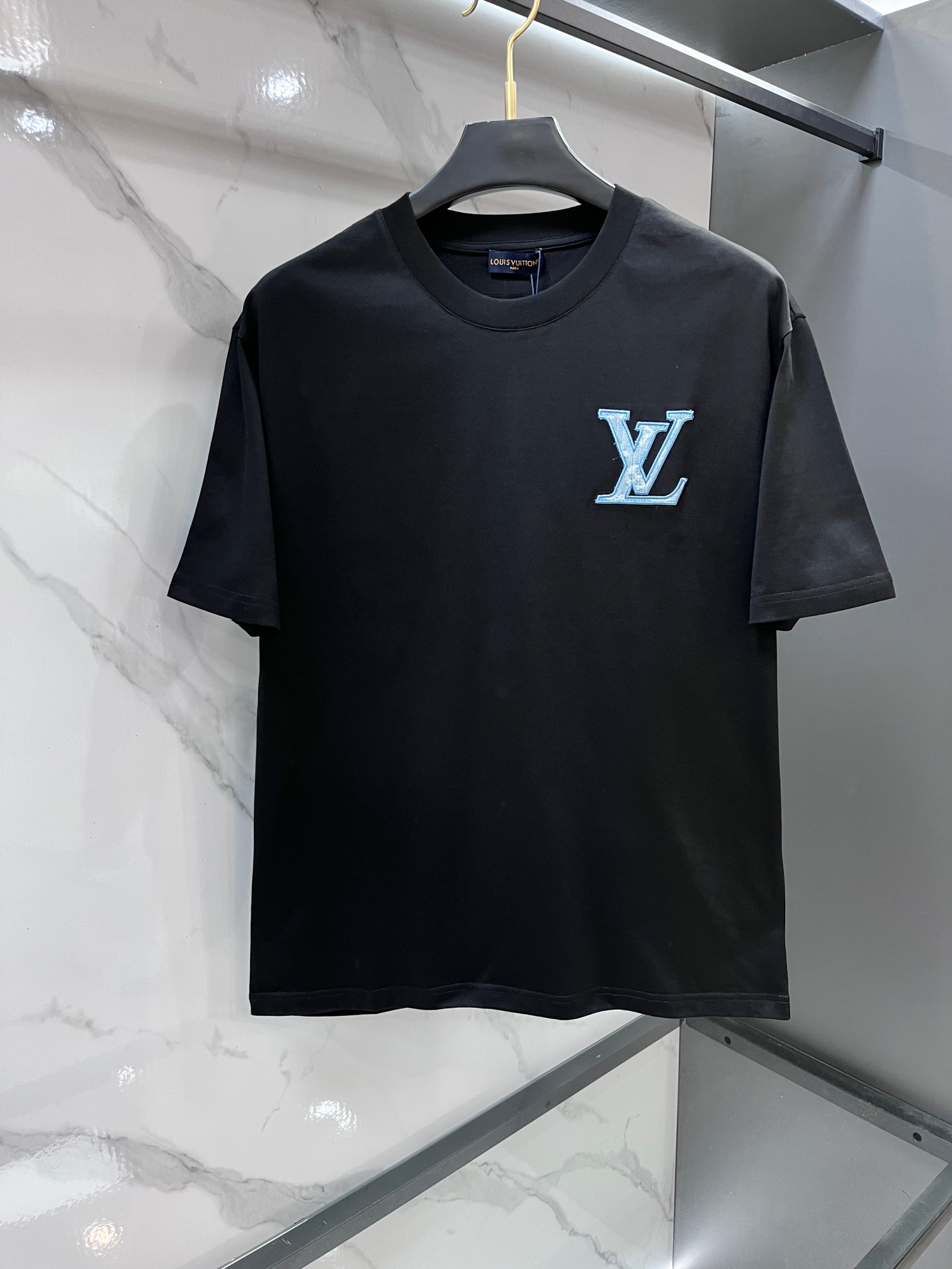 Lv 春夏新款首发最新款短袖圆领T恤 高端订制 设计前卫时尚！品牌logo重工艺印花设计 .穿着舒适.级