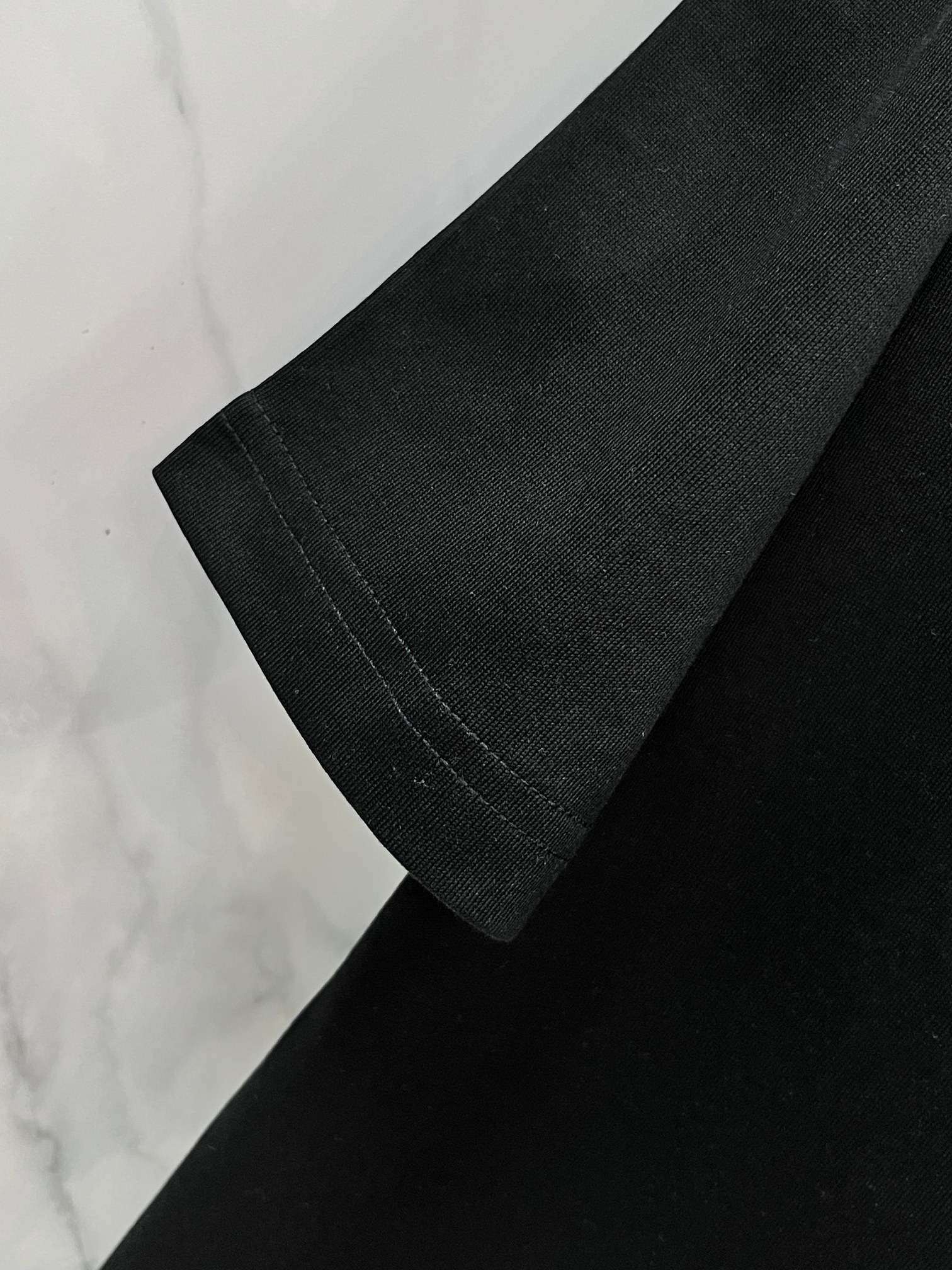 Lv 春夏新款首发最新款短袖圆领T恤 高端订制 设计前卫时尚！品牌logo重工艺印花设计 .穿着舒适.级