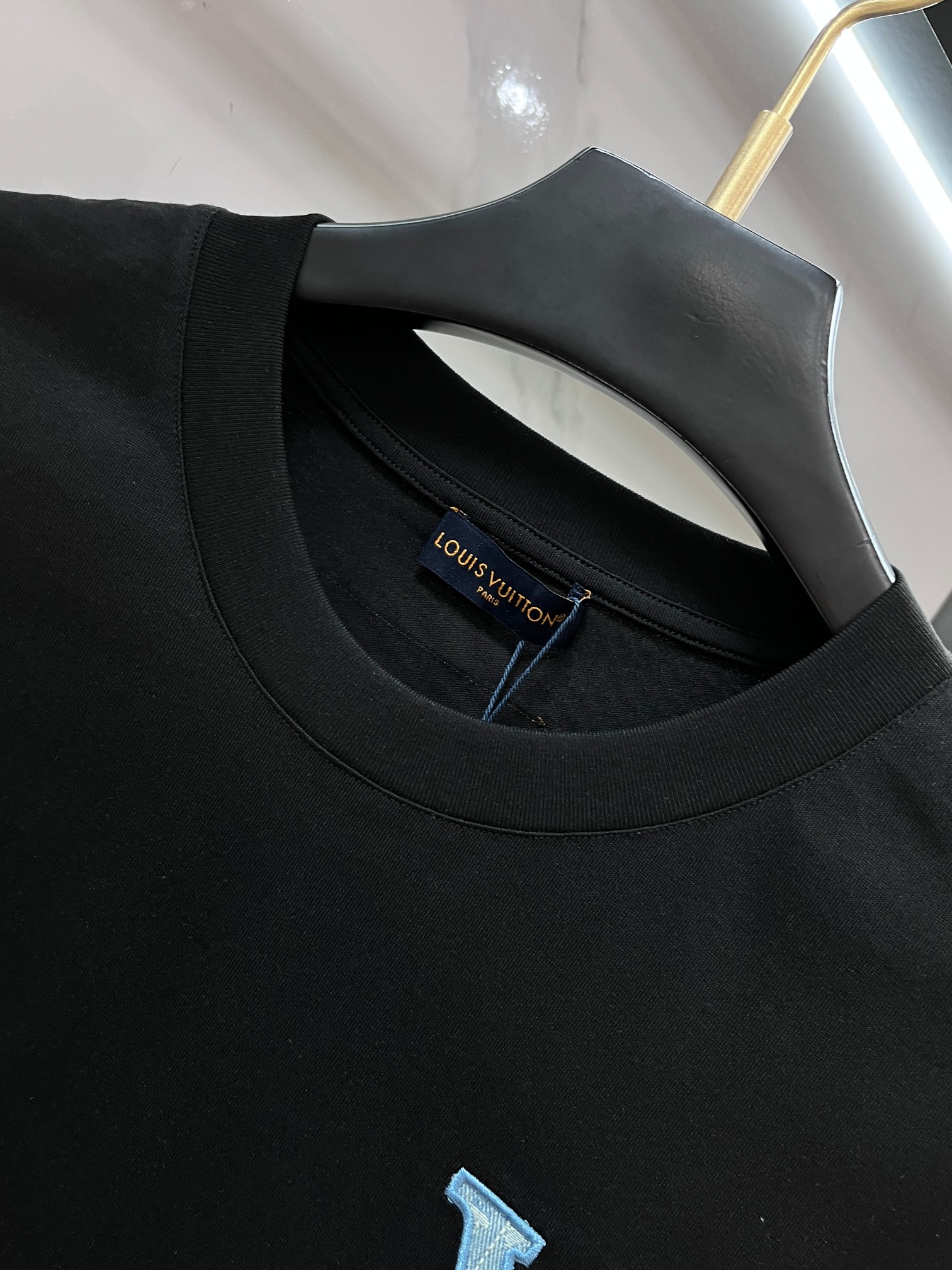 Lv 春夏新款首发最新款短袖圆领T恤 高端订制 设计前卫时尚！品牌logo重工艺印花设计 .穿着舒适.级