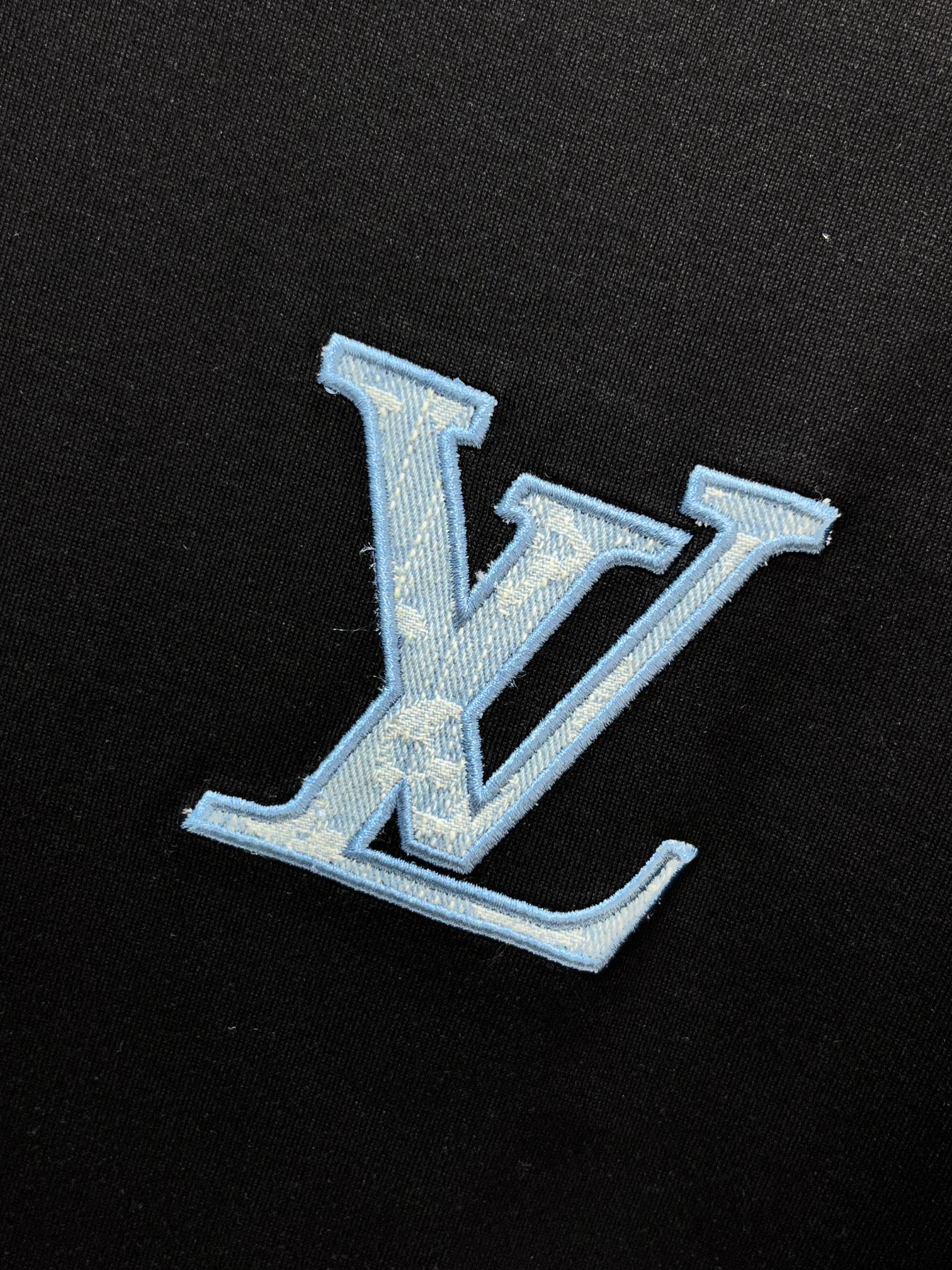 Lv 春夏新款首发最新款短袖圆领T恤 高端订制 设计前卫时尚！品牌logo重工艺印花设计 .穿着舒适.级