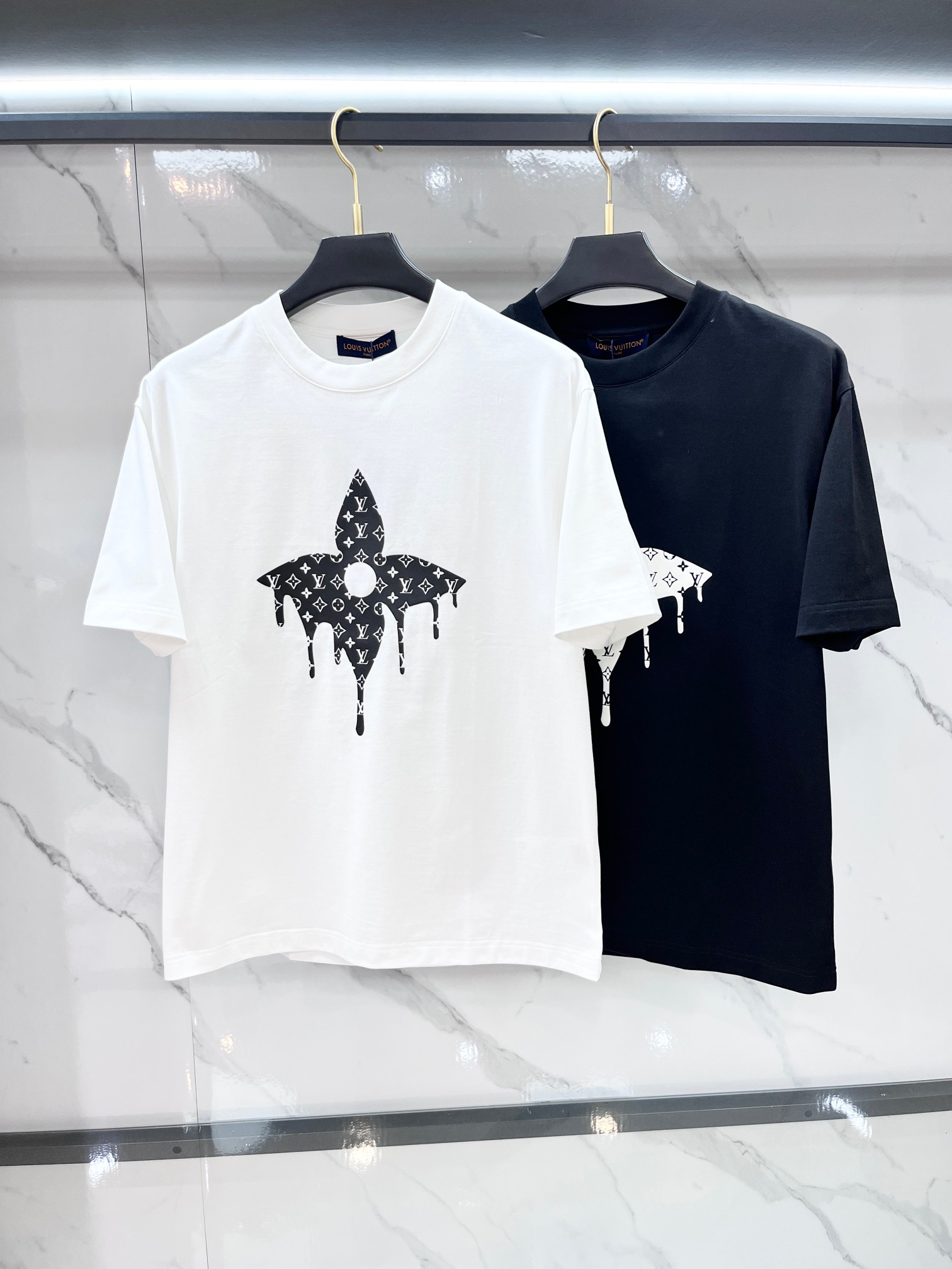 Lv 春夏新款首发最新款短袖圆领T恤 高端订制 设计前卫时尚！品牌logo重工艺印花设计 .穿着舒适.级