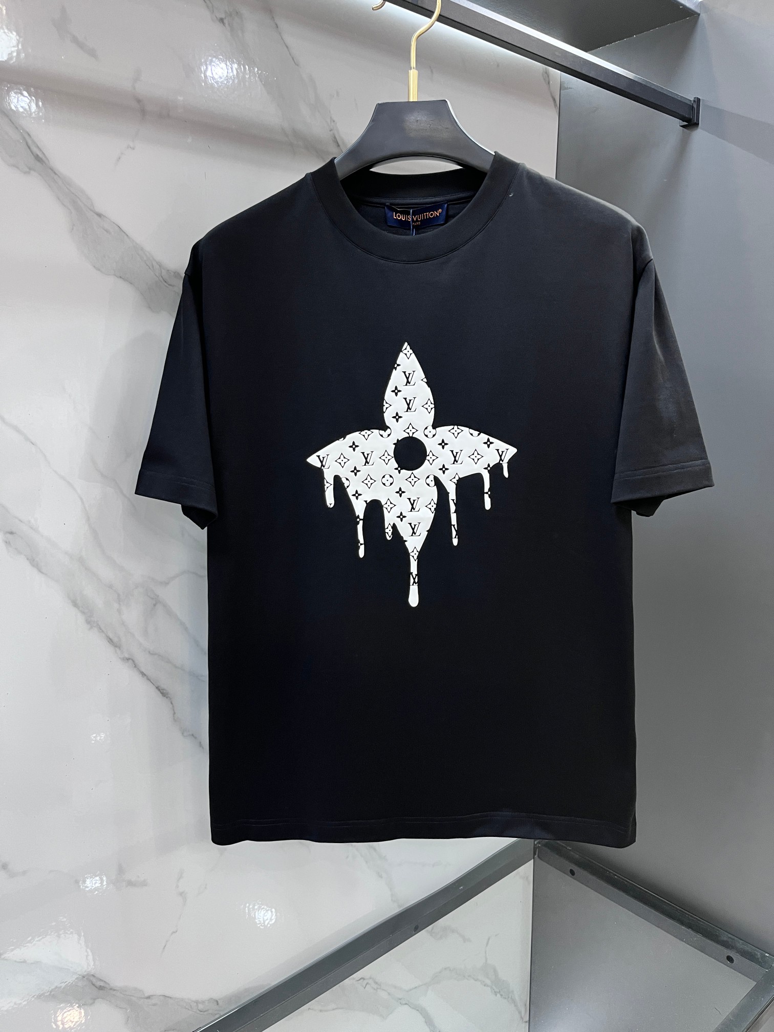 Lv 春夏新款首发最新款短袖圆领T恤 高端订制 设计前卫时尚！品牌logo重工艺印花设计 .穿着舒适.级