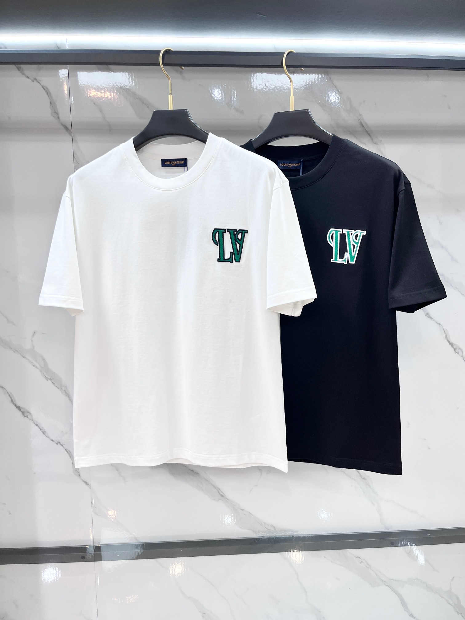 Lv 春夏新款首发最新款短袖圆领T恤 高端订制 设计前卫时尚！品牌logo重工艺印花设计 .穿着舒适.级
